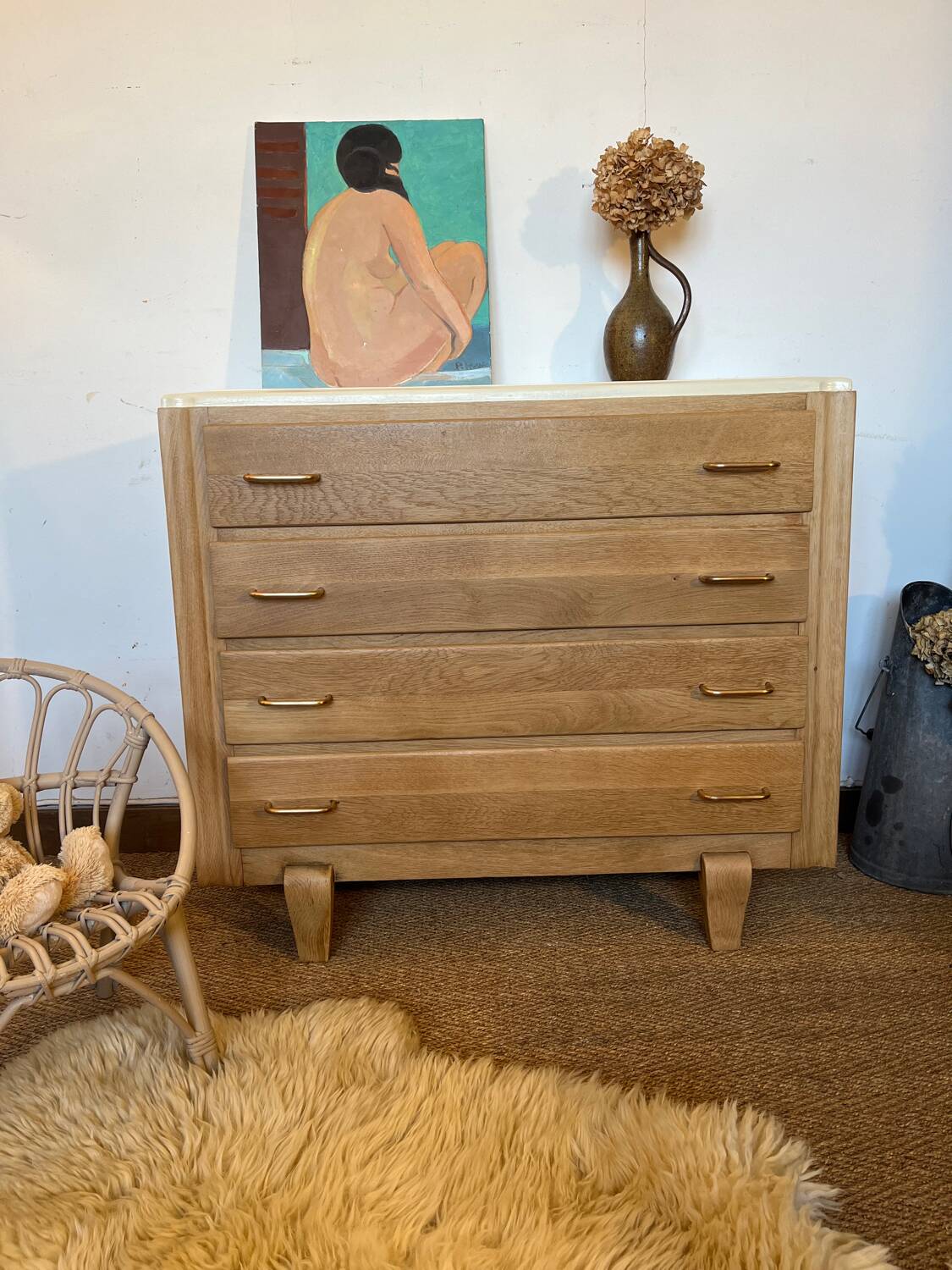 Vintage chest of drawers in wood and golden brass handles