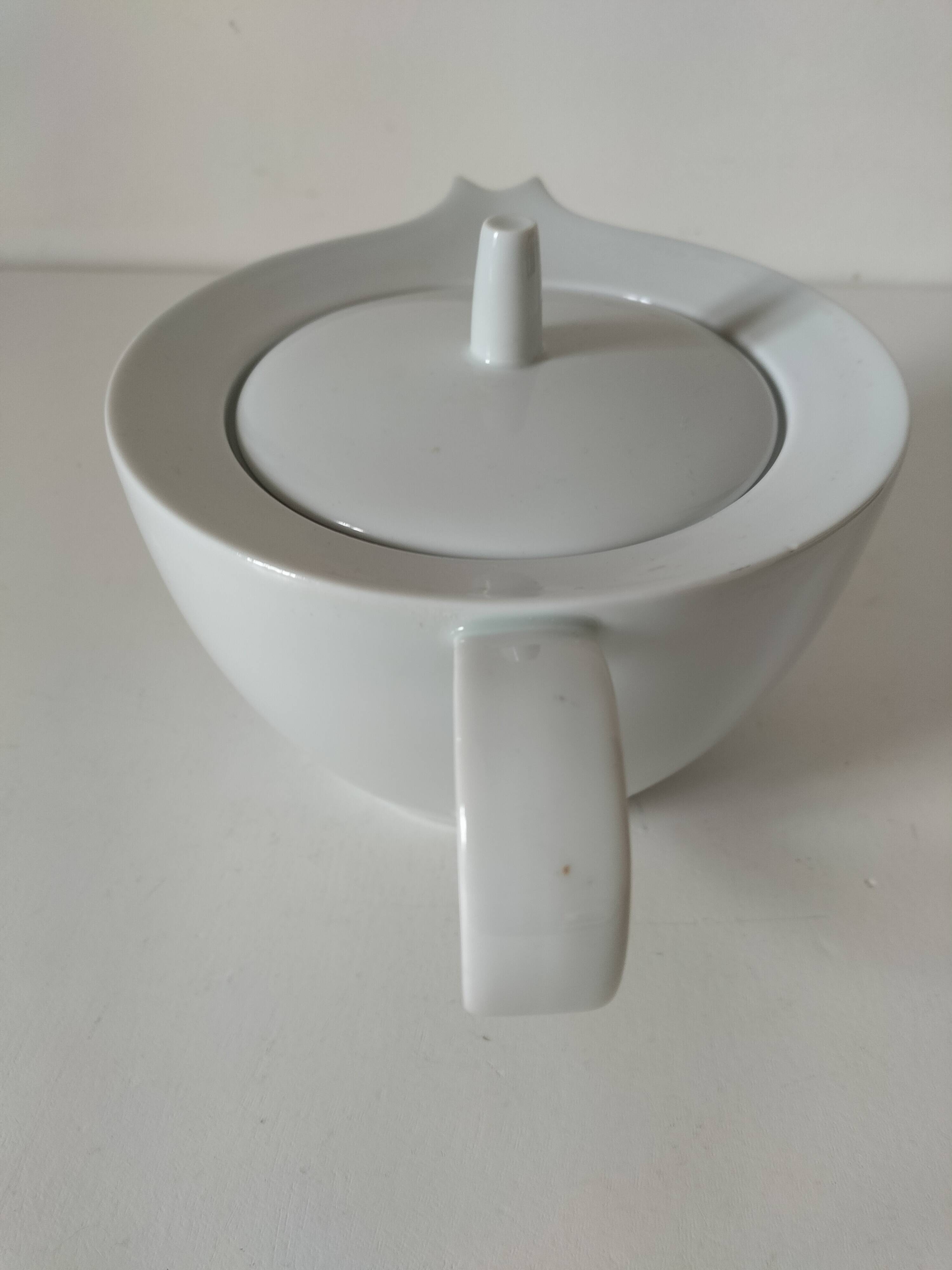 Graphic teapot in white porcelain with a minimalist design.