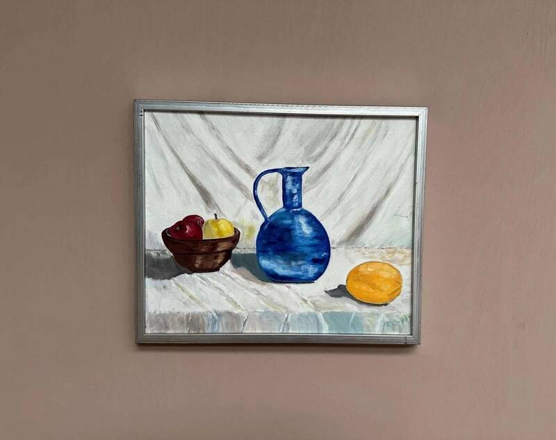 Huile sur toile "Nature morte avec bouteille bleue" par inconnu, vintage et encadrée.