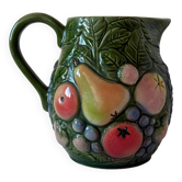 Carafe d’eau en barbotine avec fruits
