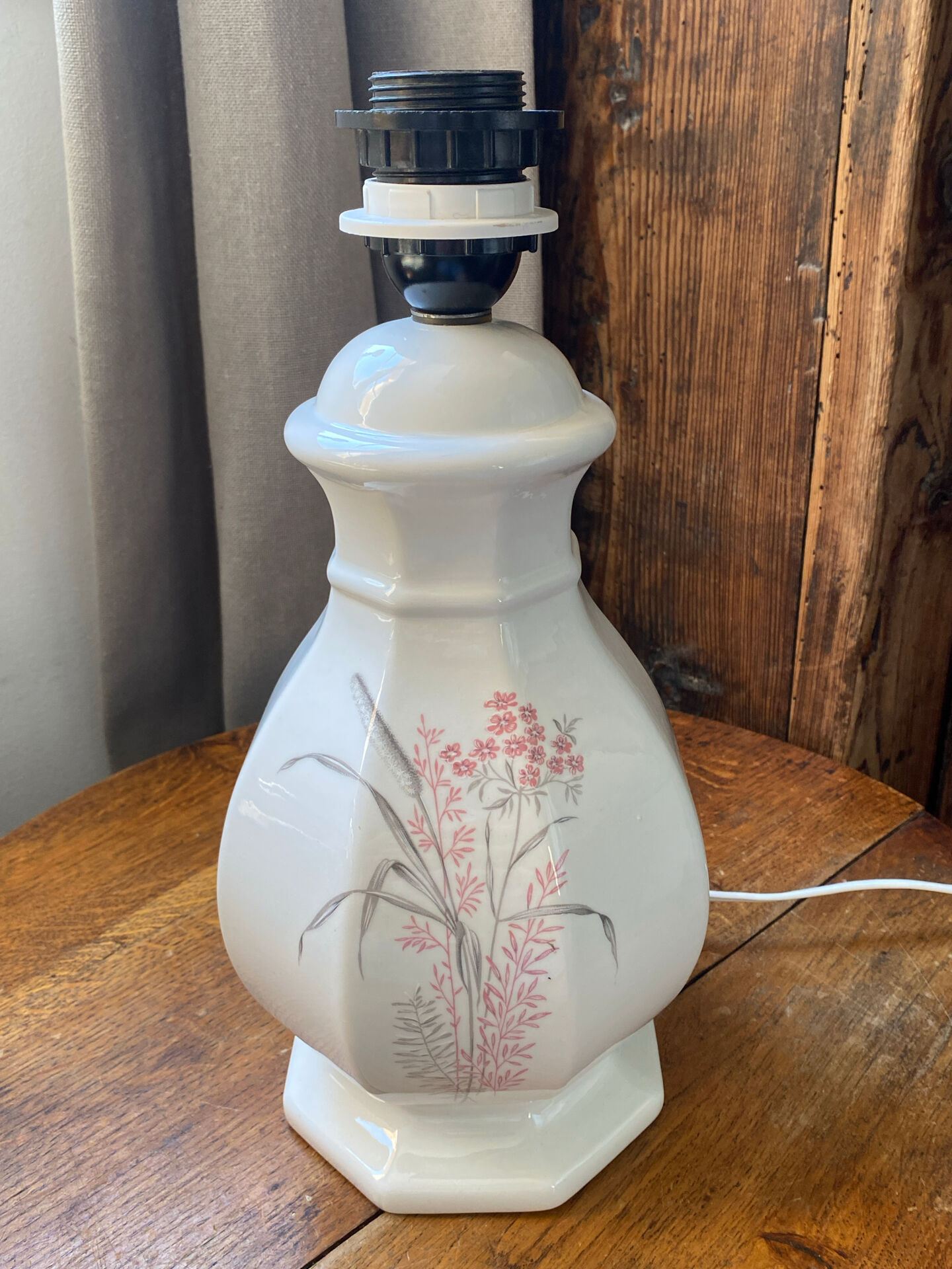 Pied de lampe en faïence blanche et décor floral coloré