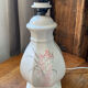 Pied de lampe en faïence blanche et décor floral coloré