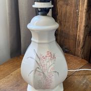 Pied de lampe en faïence blanche et décor floral coloré