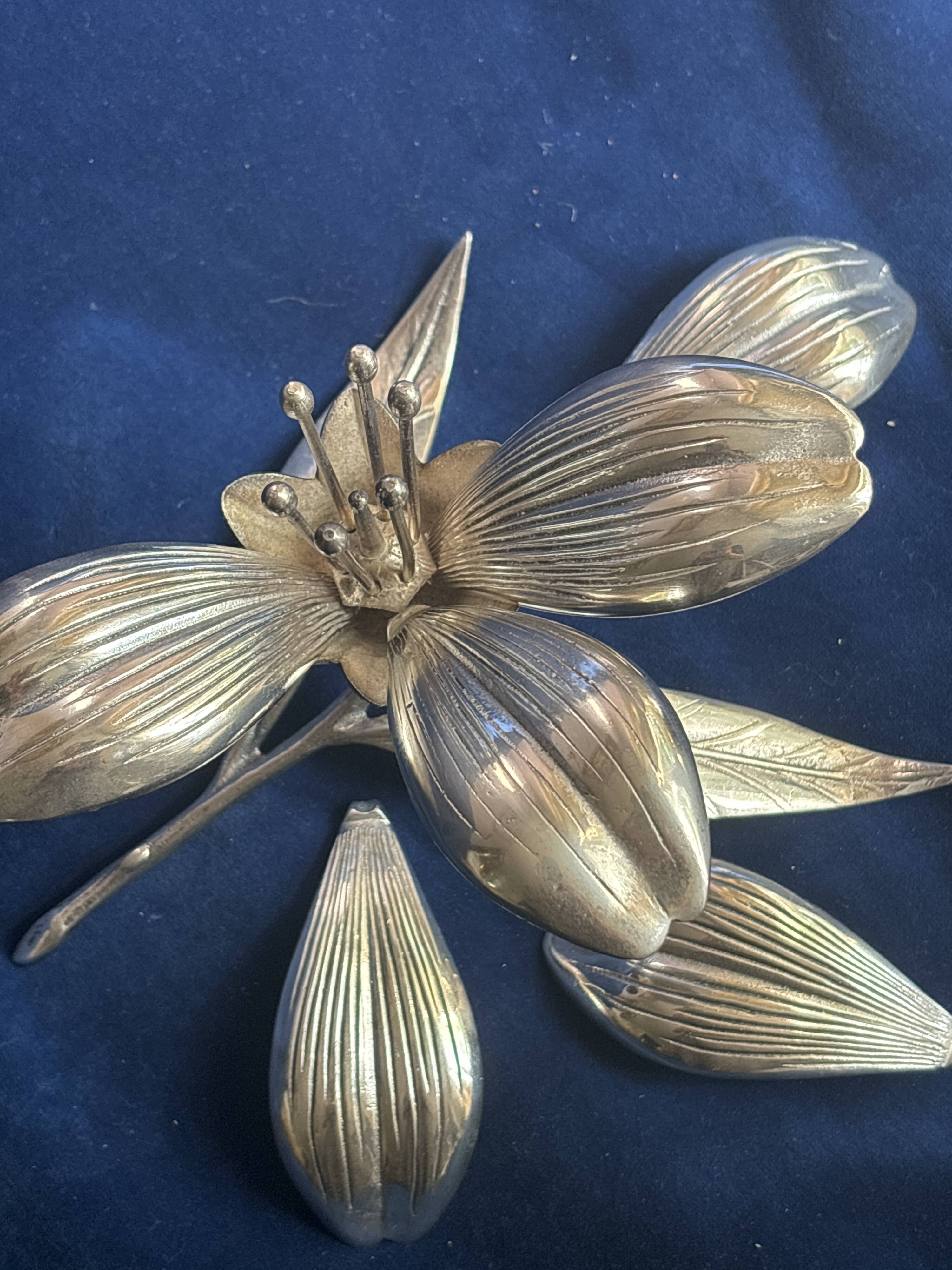 Decorative object and cigar/cigarette service