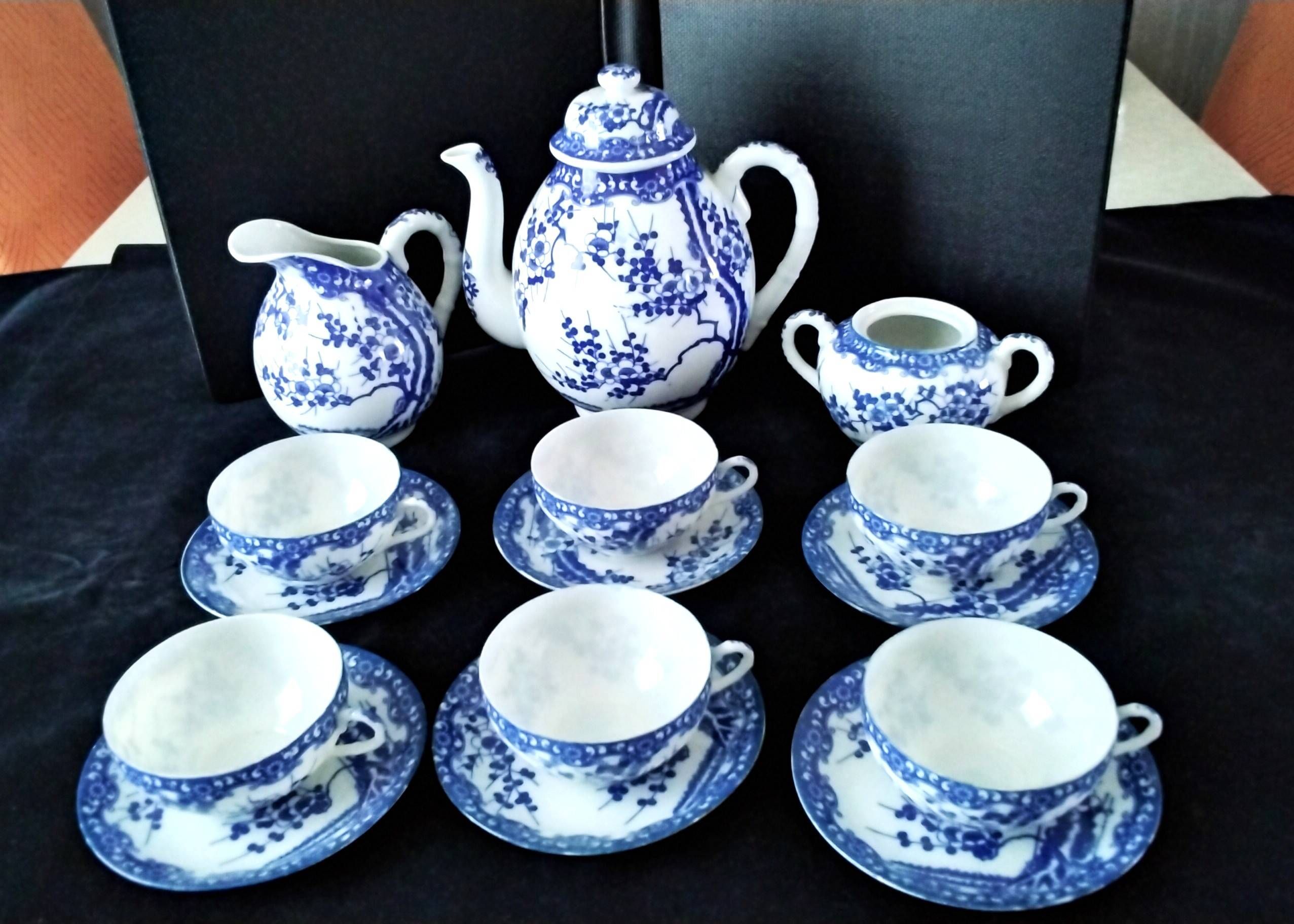 Tea or coffee service in Japanese porcelain.