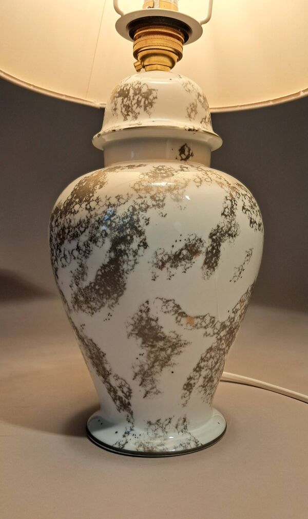 Lampe en porcelaine fine, décor peint à la main. Laure Selignac, Paris.