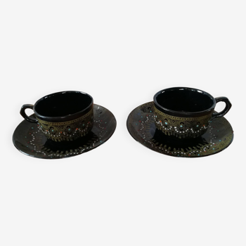 Tasses et soucoupes noir décor en relief