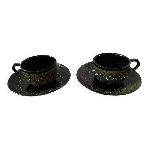 Tasses et soucoupes noir décor en relief