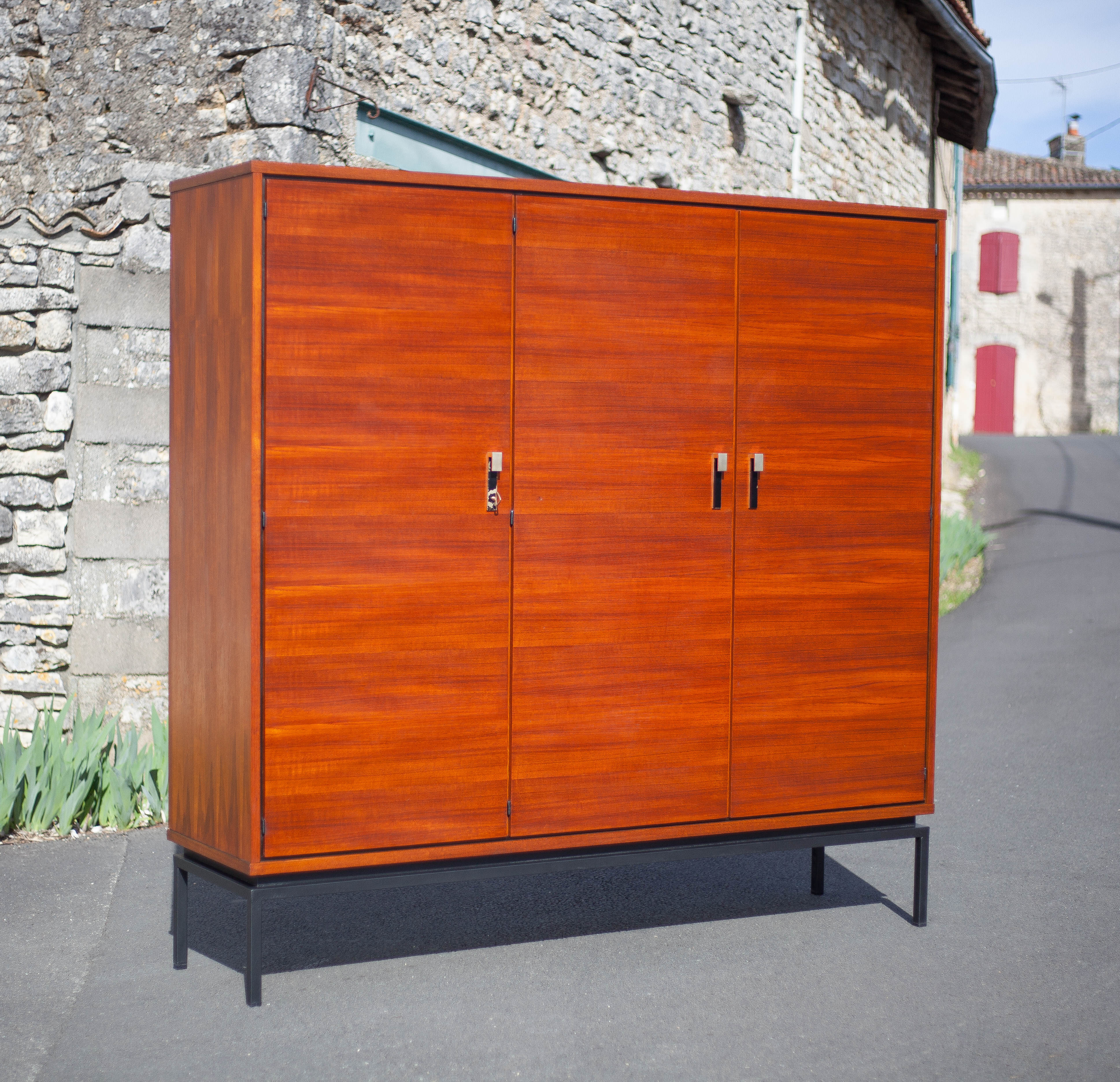 Armoire en bois 3 portes 60's