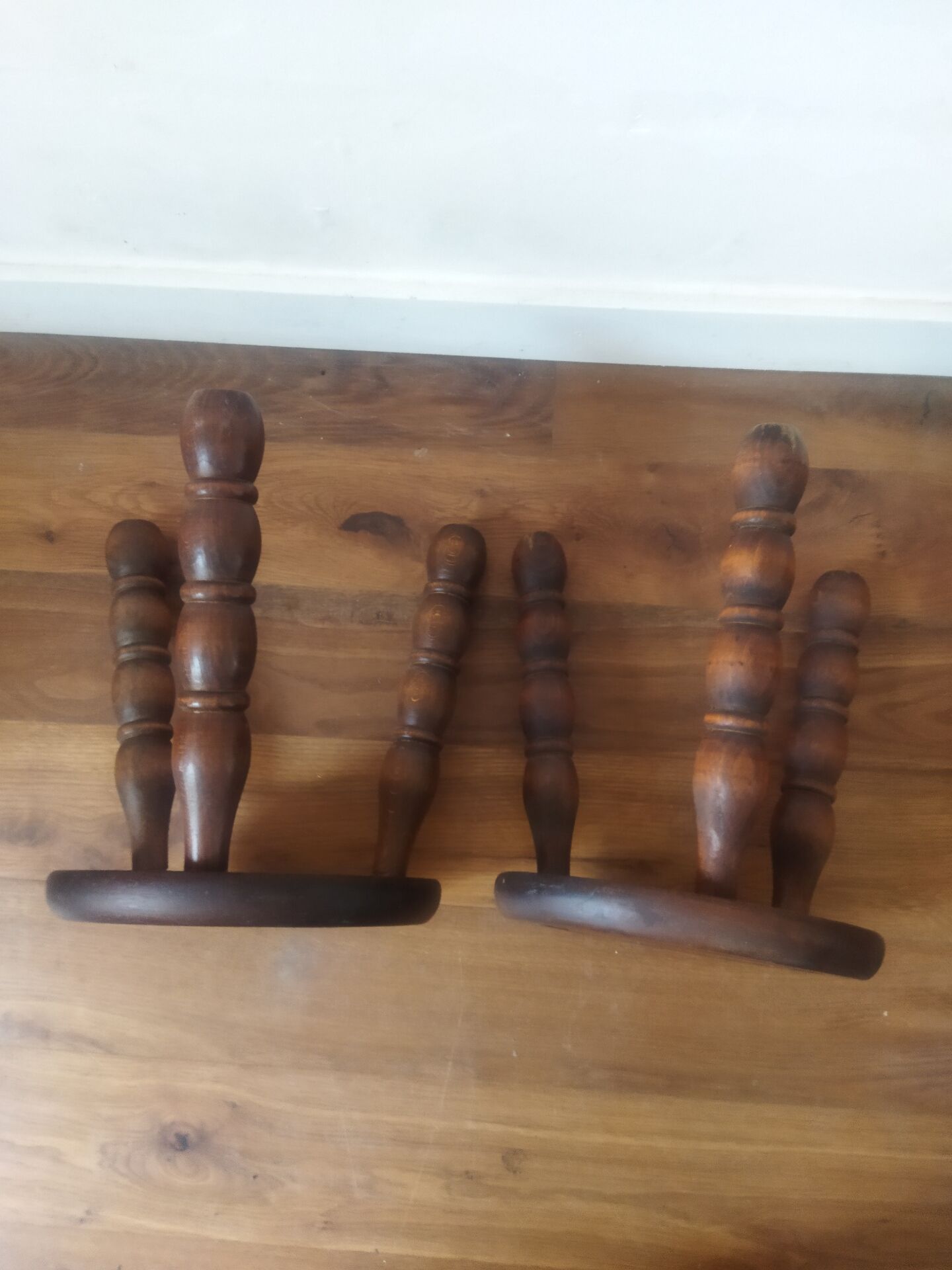 2 round tripod stools