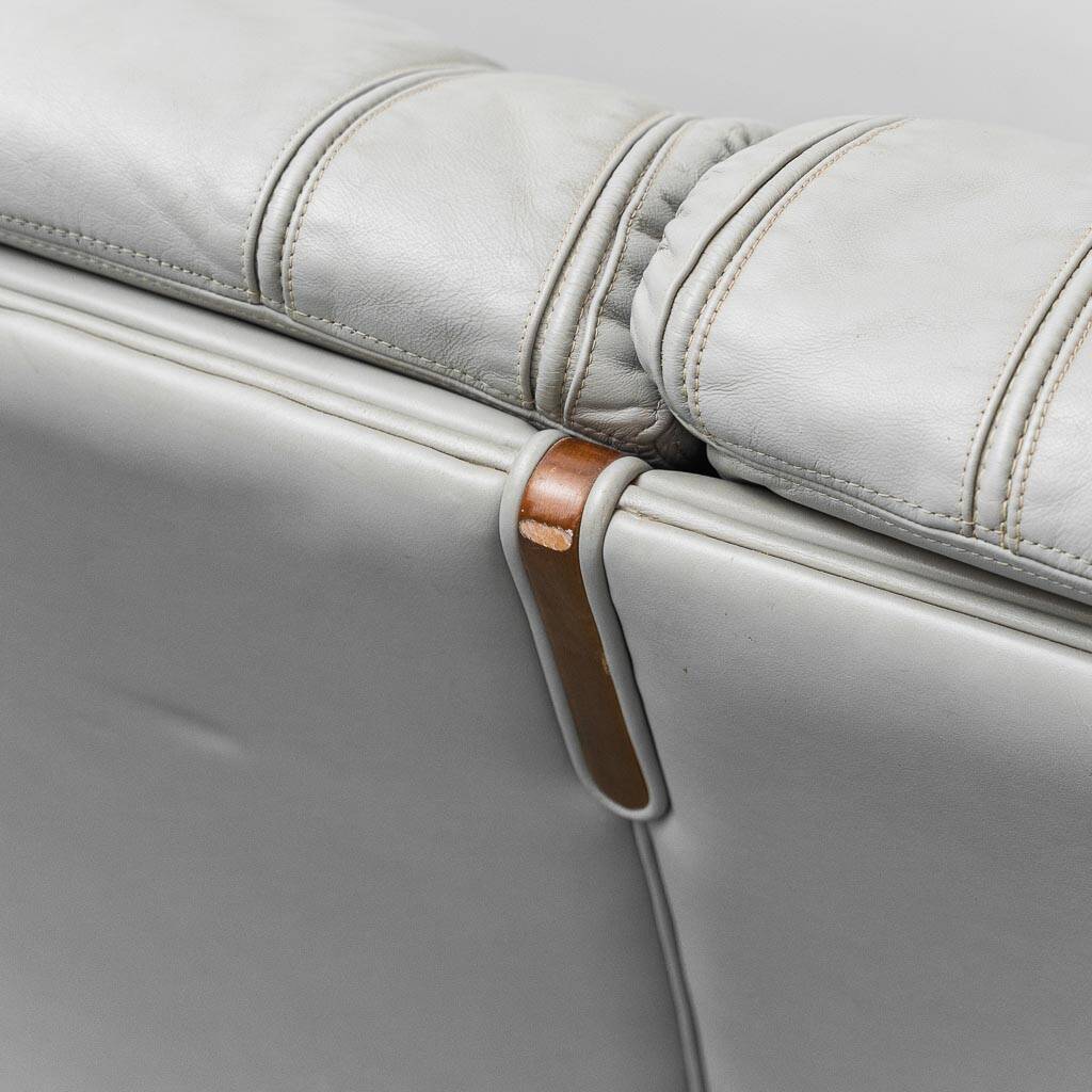 Canapé vintage 3 places en cuir gris et bois, moderniste des années 1950.