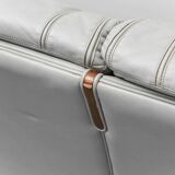 Canapé vintage 3 places en cuir gris et bois, moderniste des années 1950.