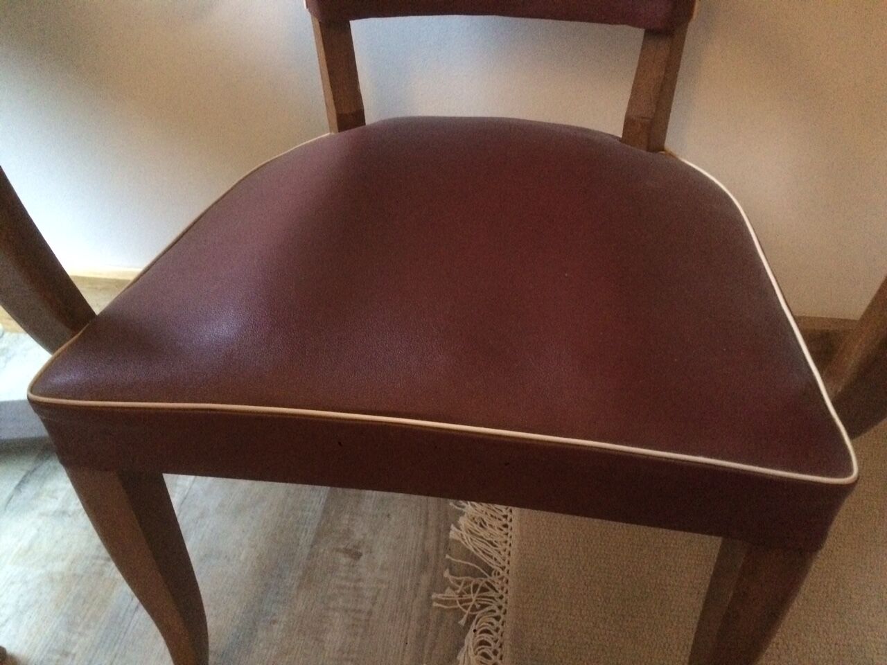 Skai chair binds wine and wooden footpieces and armrests