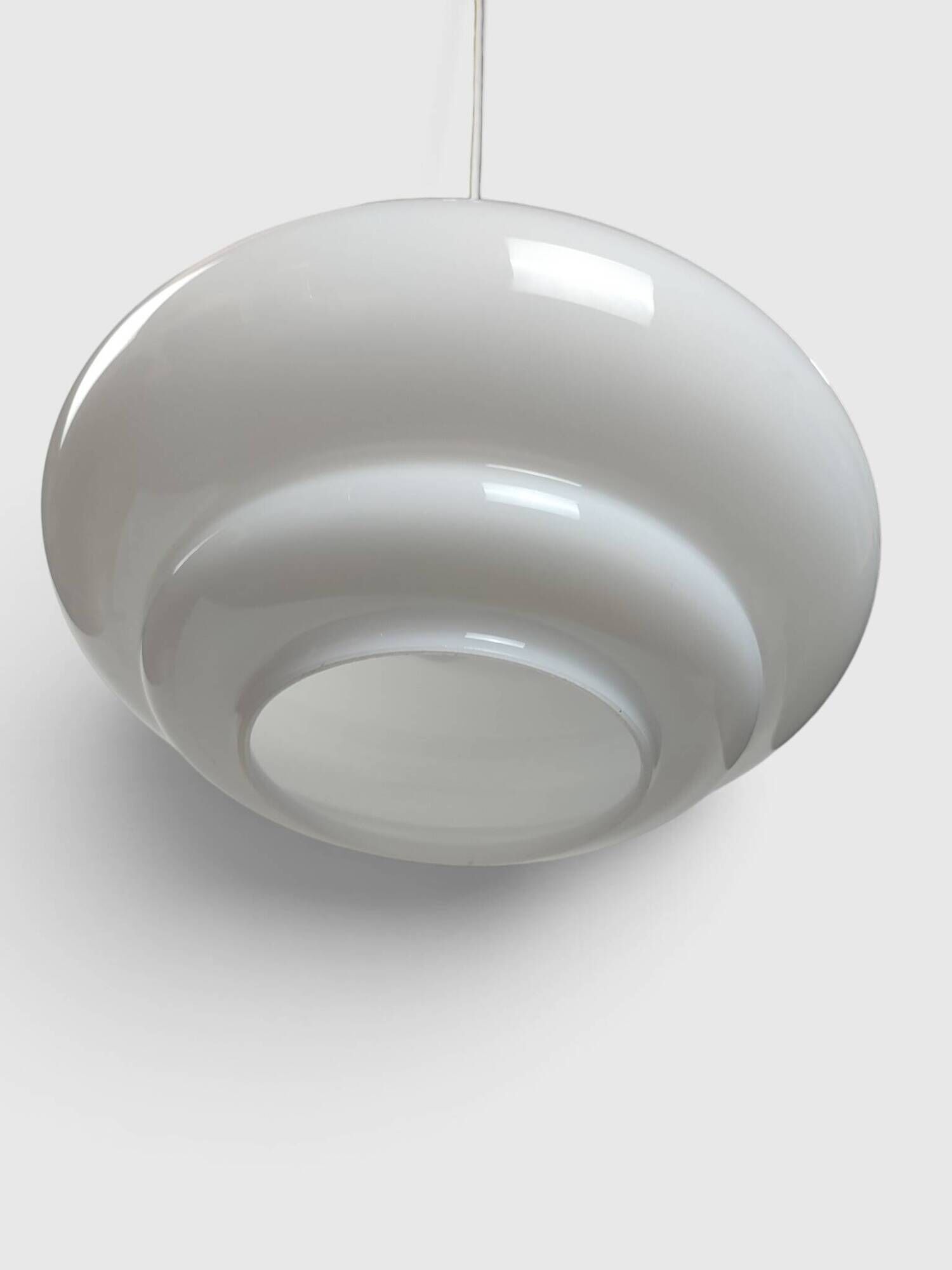 Suspension UFO in white opal with steps and chrome metal