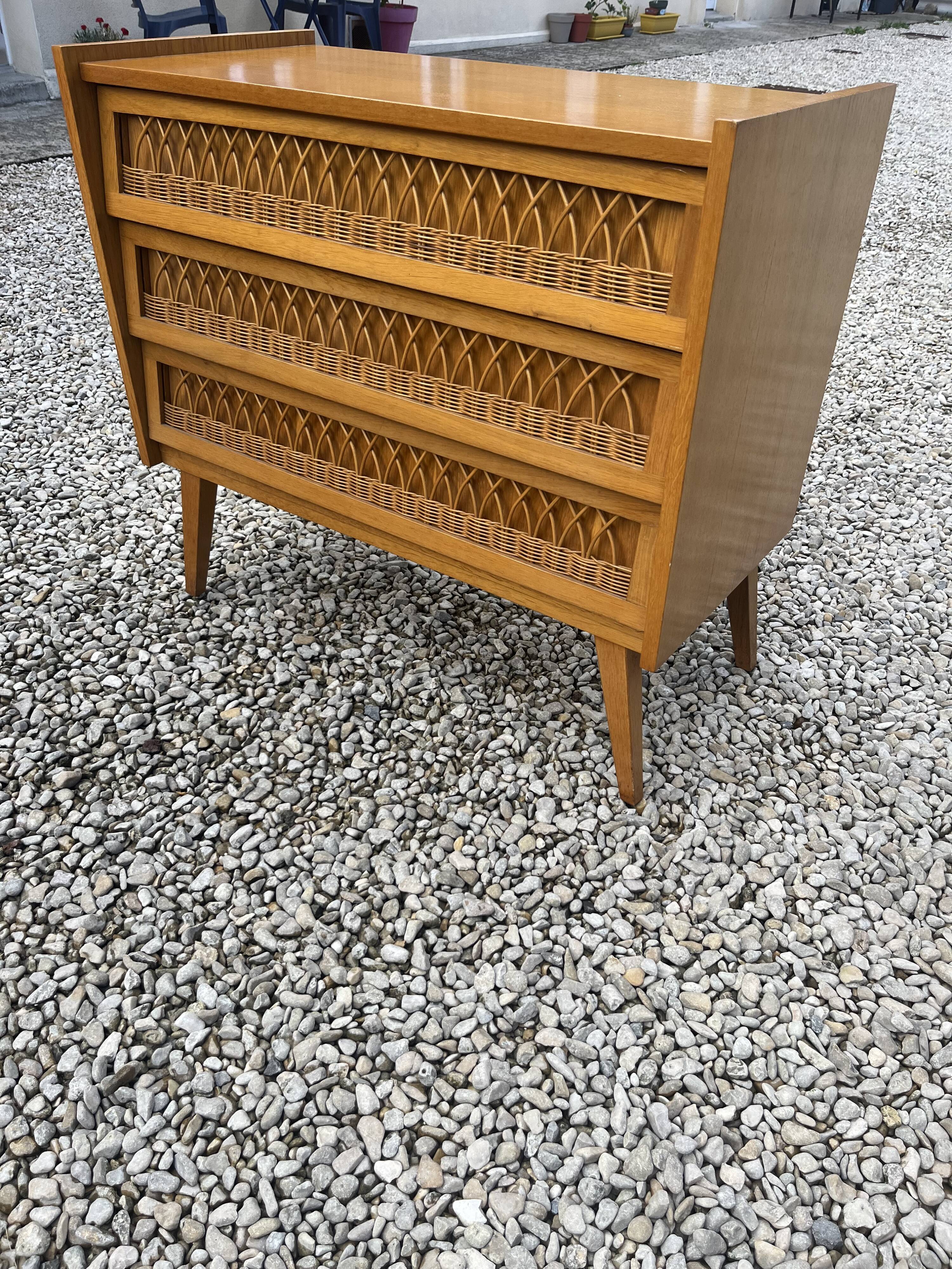 Commode vintage rotin pieds compas