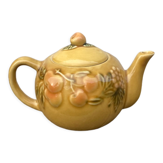 Teapot in vintage beige fruit slip