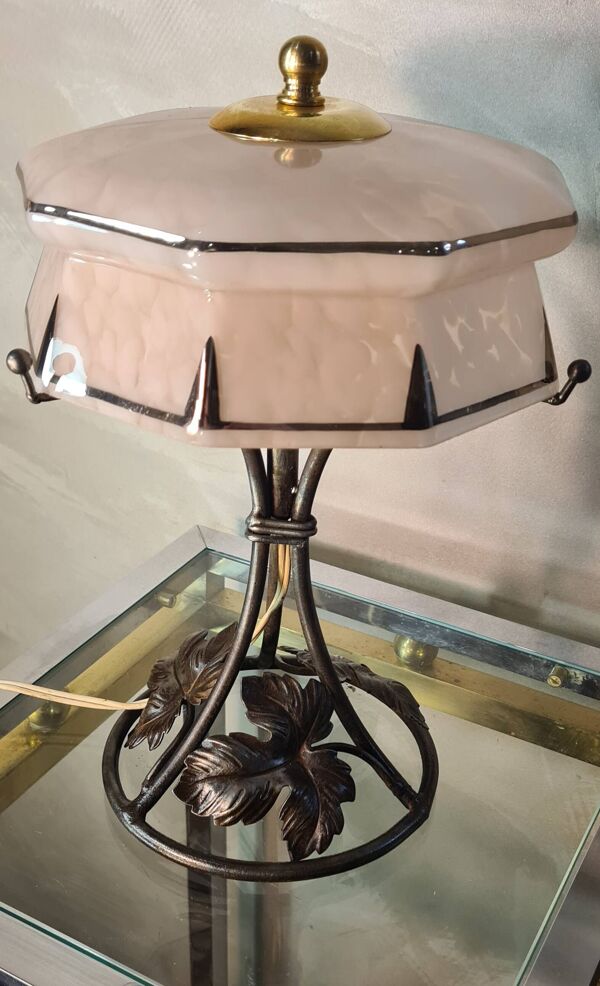 Lampe fer forgé style brandt muller art deco  avec abat jour verre clichy rose et dorure 27x21