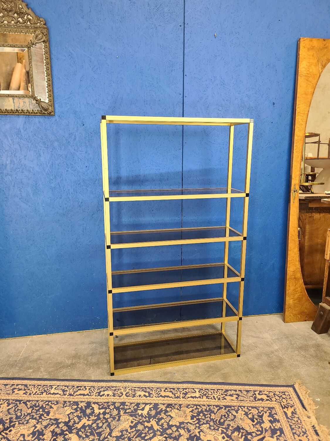 Étagère métal doré et verre fumé vers 1970
