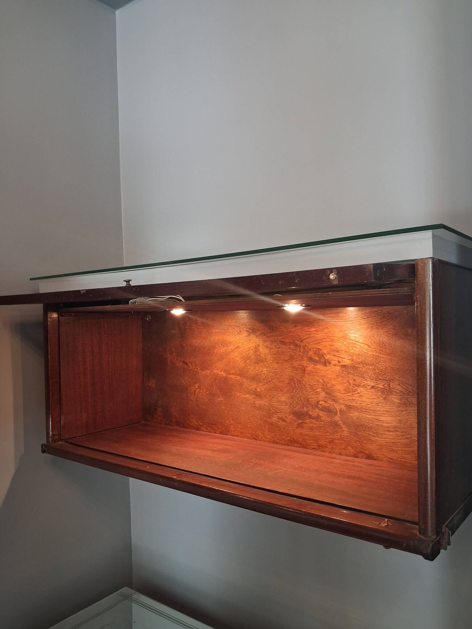 vitrine - coffre en bois et verre