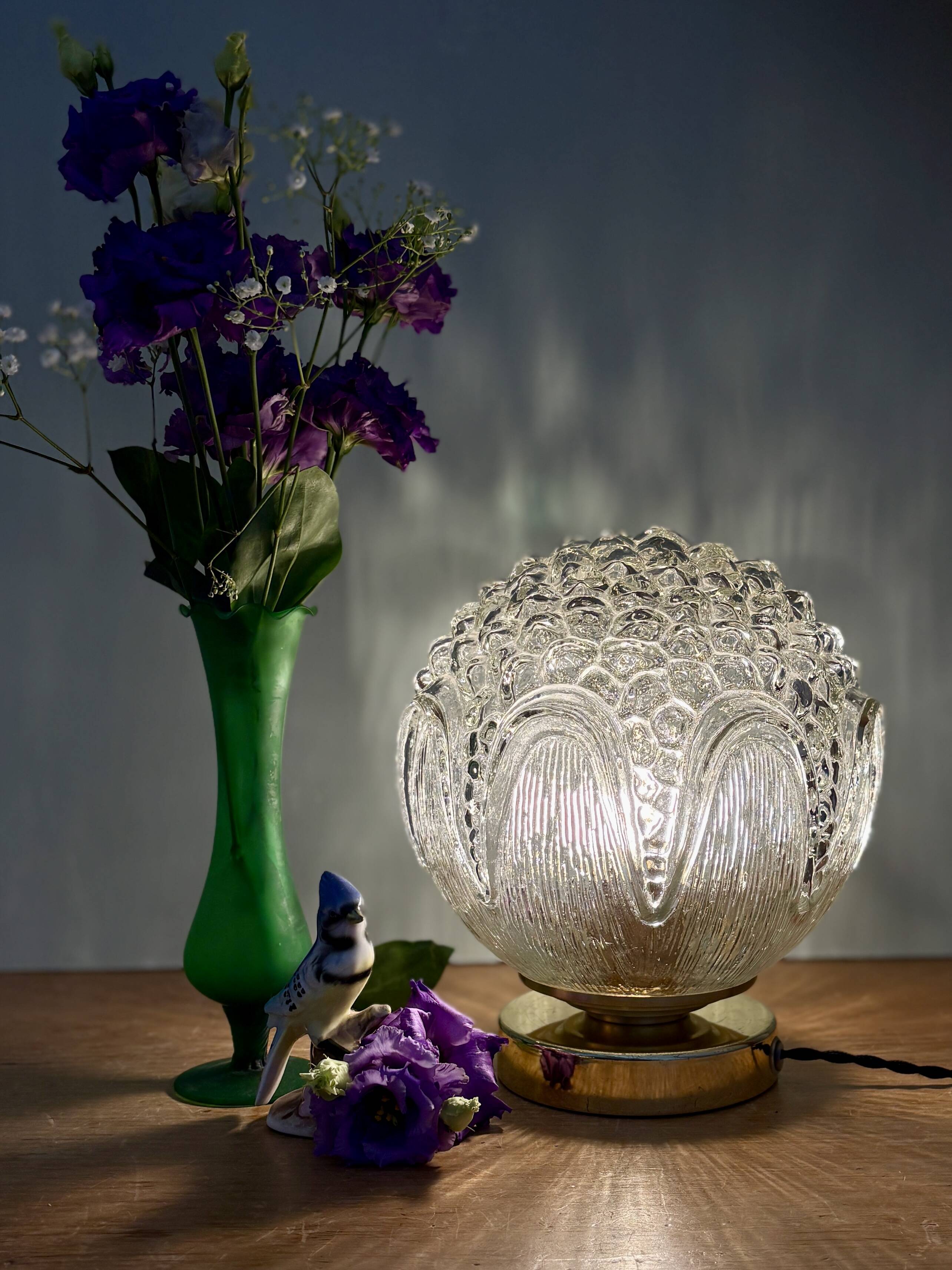 Lampe à poser globe vintage en verre moulé