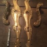 Béquilles et plaques en laiton de style Louis xv