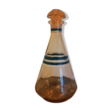 Carafe en verre moulé