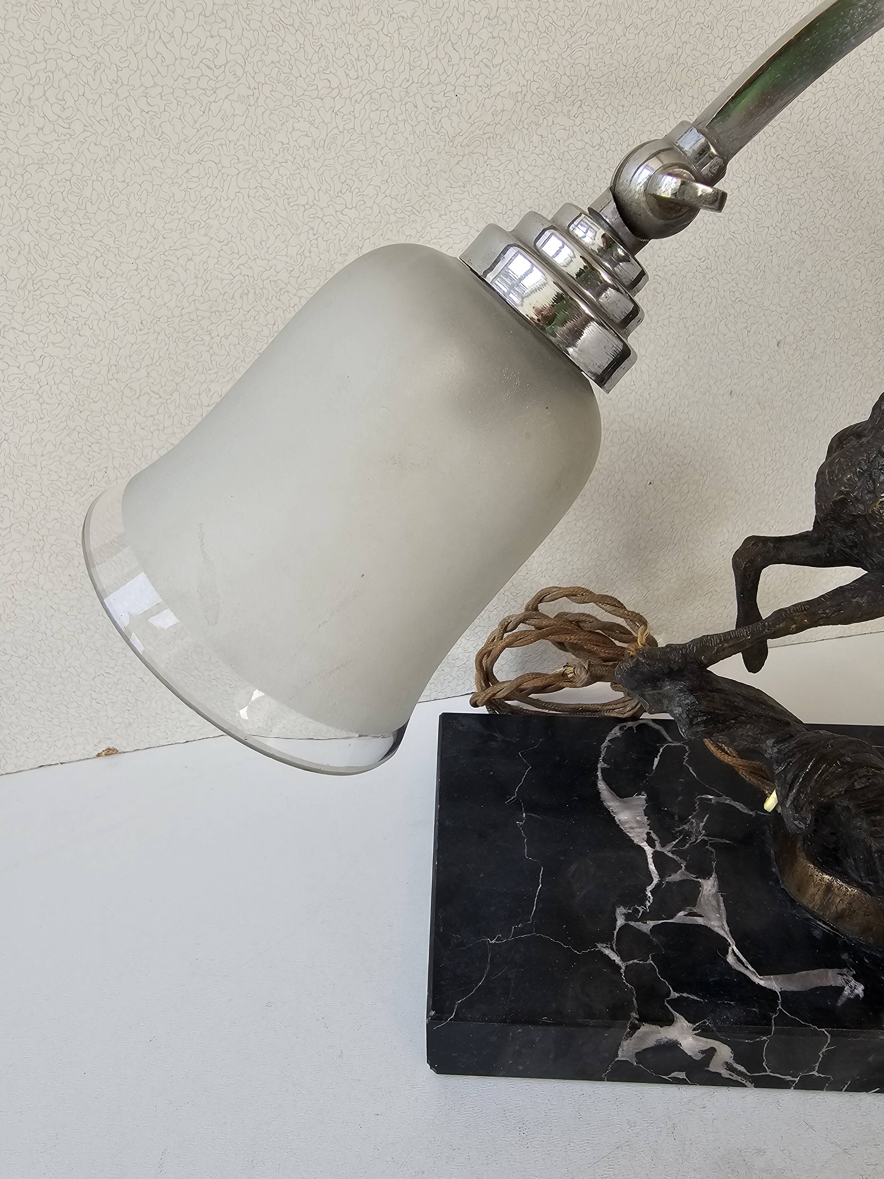 Lampe veilleuse de style Art Déco représentant un cerf sur un socle en marbre