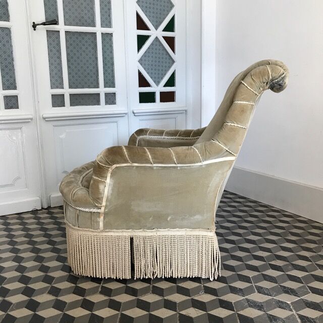 Green tod chair with twists