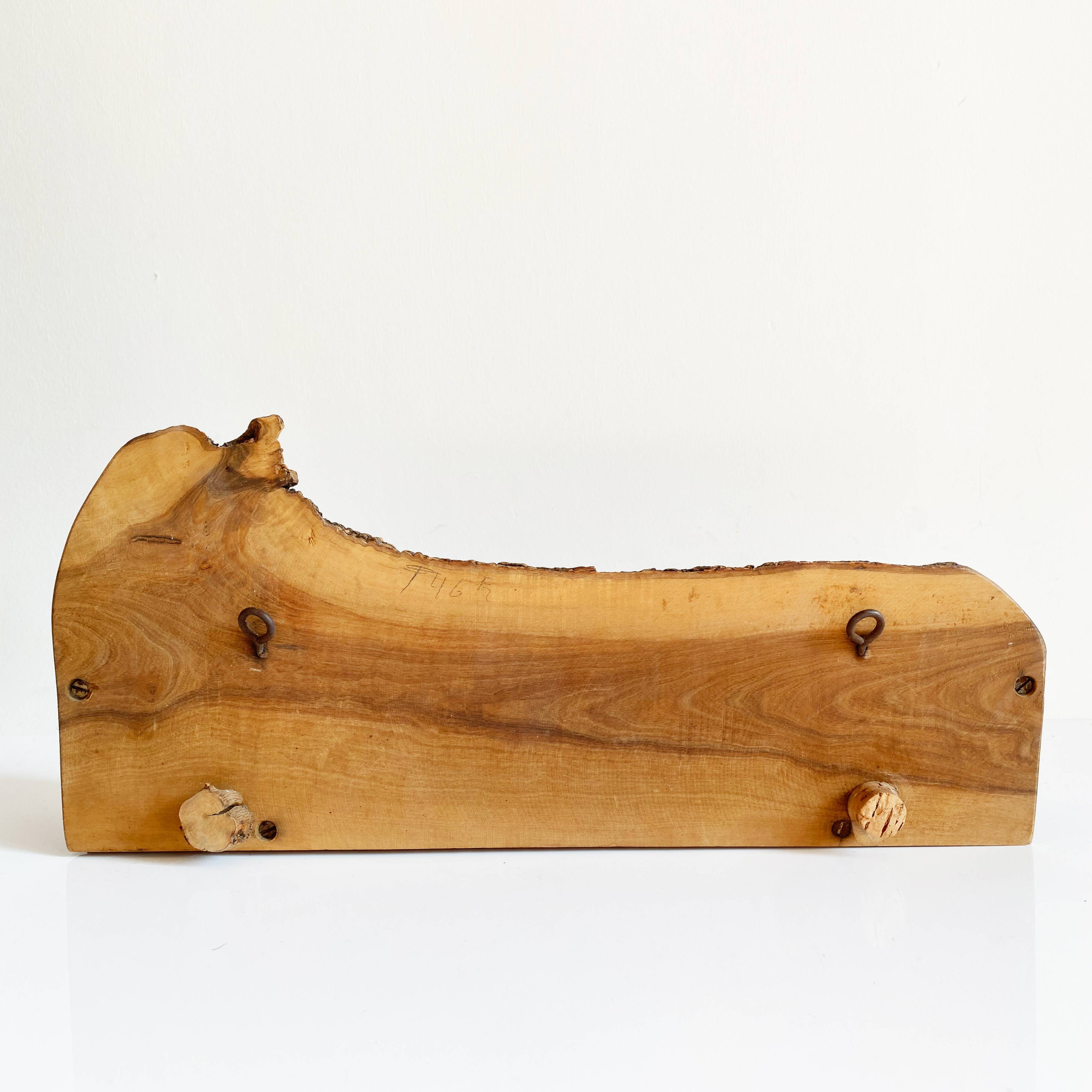 Cinq pots à épices ou à thé de Roger Capron sur étagère en bois d’olivier, France années 70