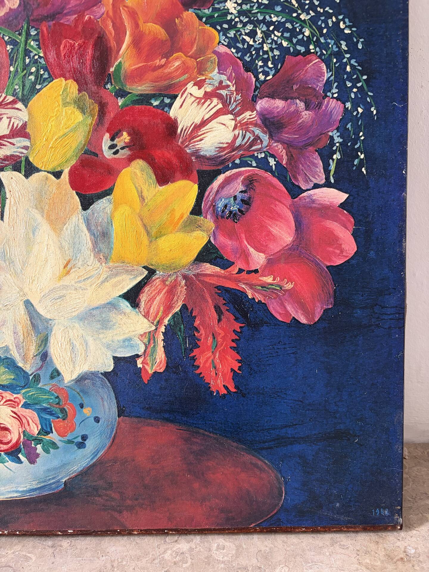 Bouquet rouge sur entablement, signé 1952