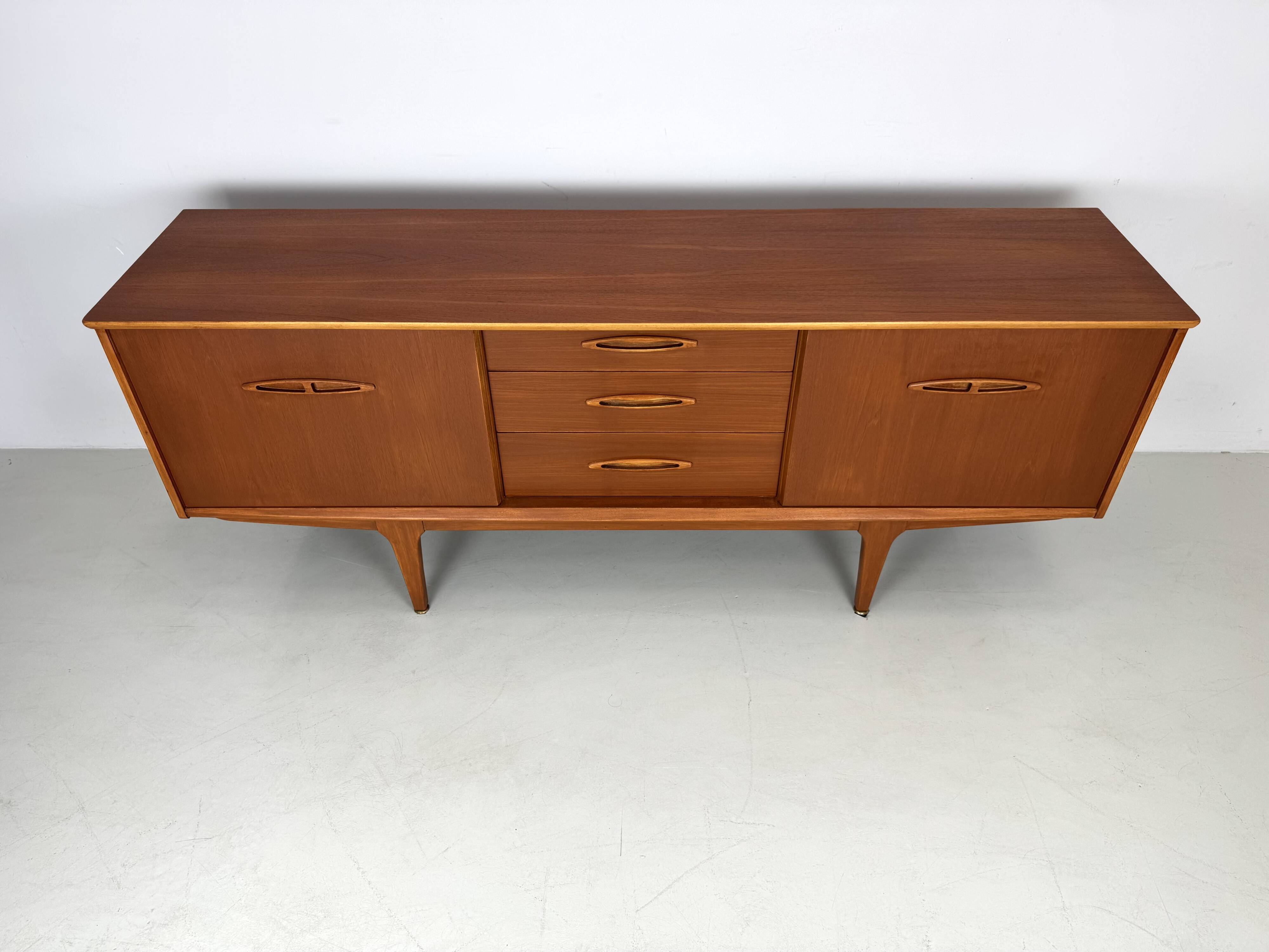 Buffet vintage par Jentique des années 1960.