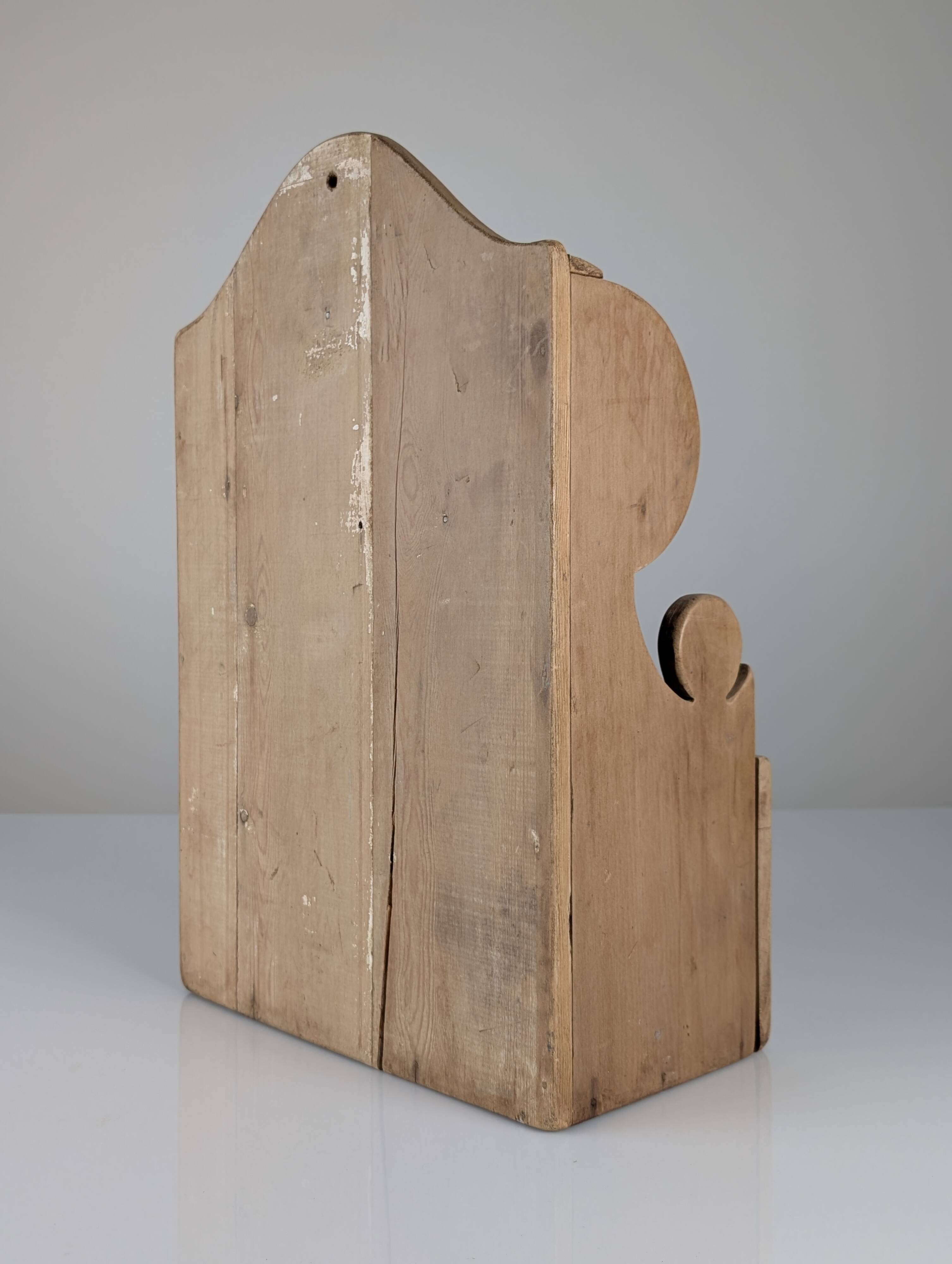 Étagère en pin sculpté à la main, style art populaire, 1 tiroir, 1950