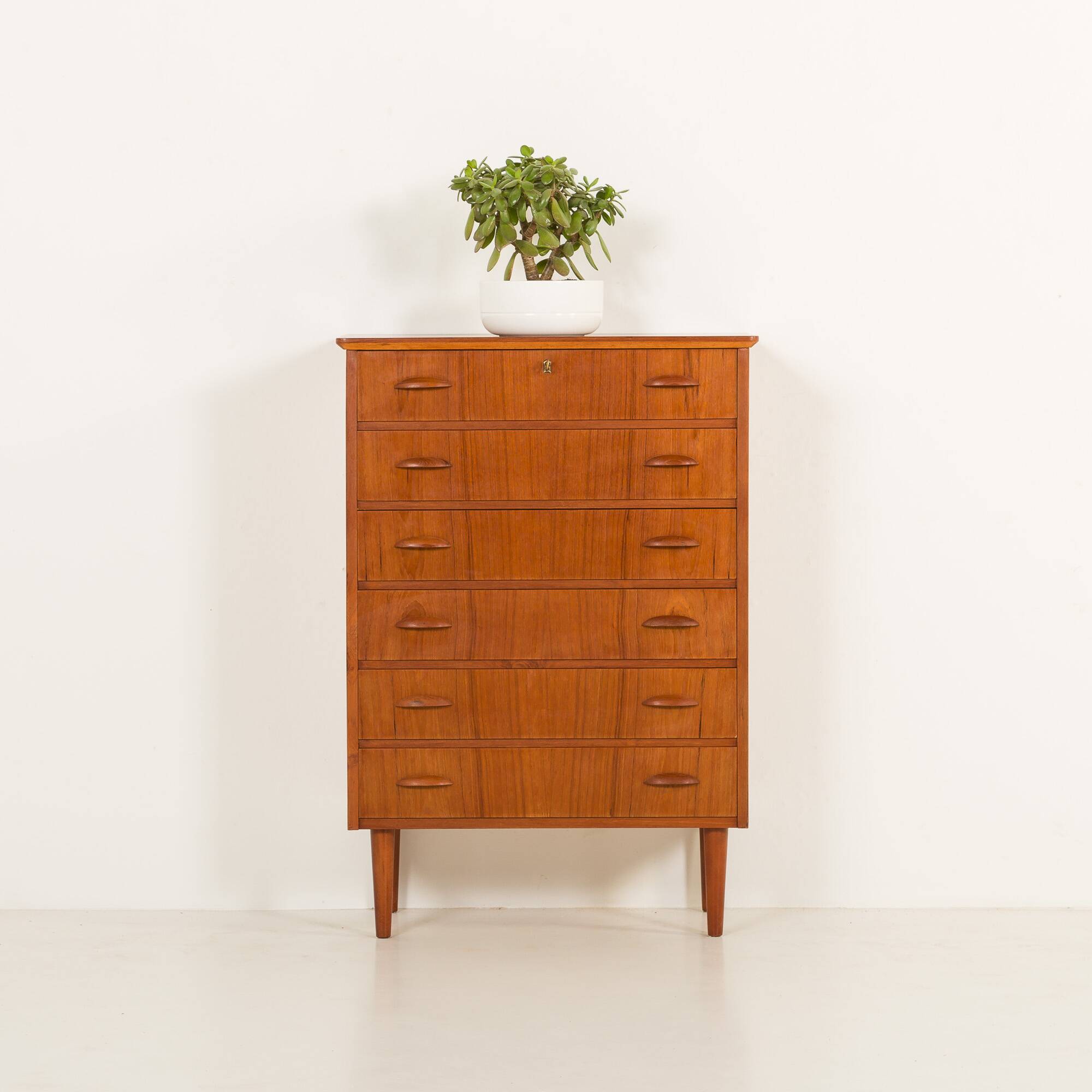 Commode en teck danois dans le style de Johannes Sorth, années 1960.
