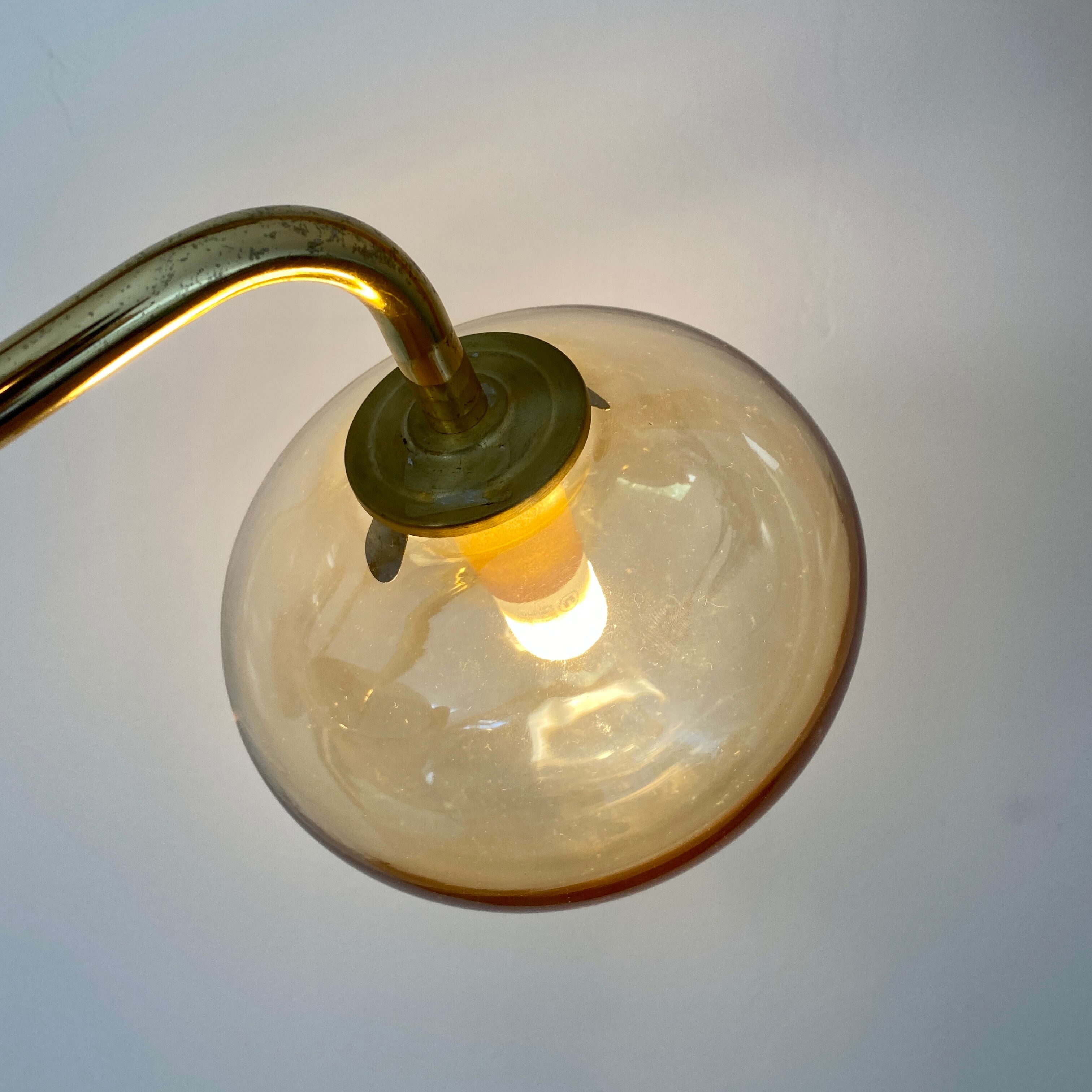 Applique globe vintage en verre ambré