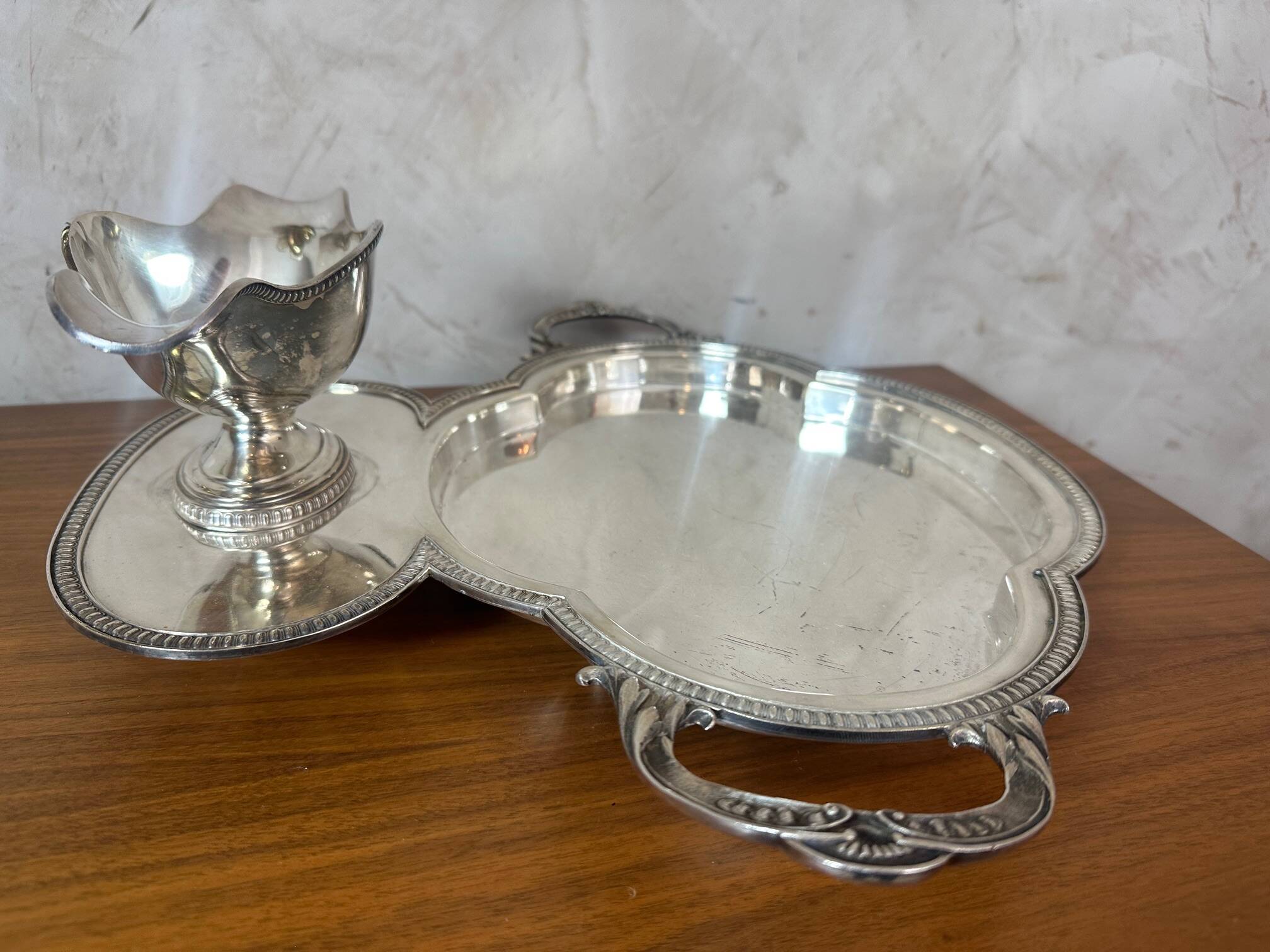 Presentation dish and its integrated sauceboat