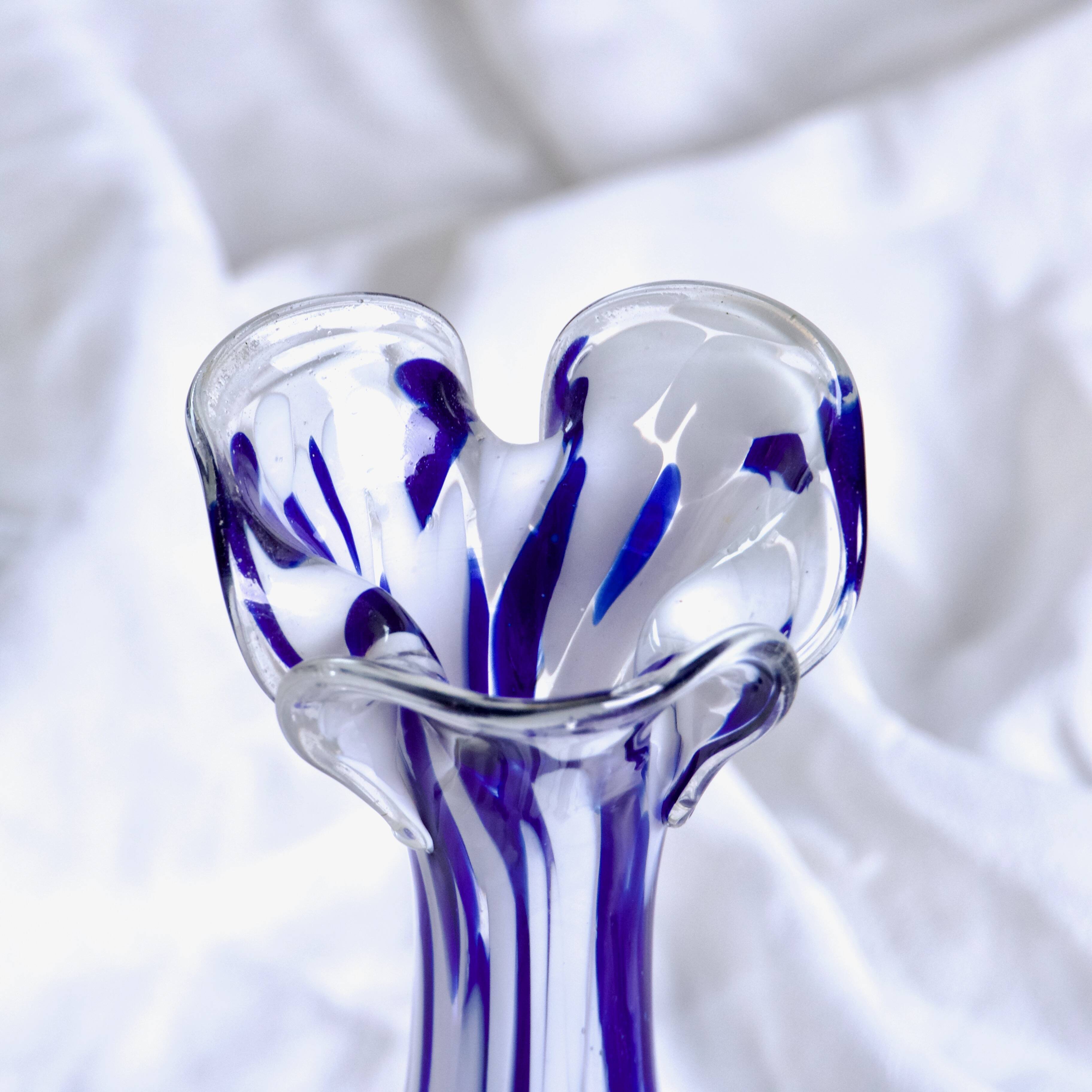 Vase en verre de Murano bleu et blanc