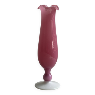 Vase en verre opaline rose avec un pied blanc