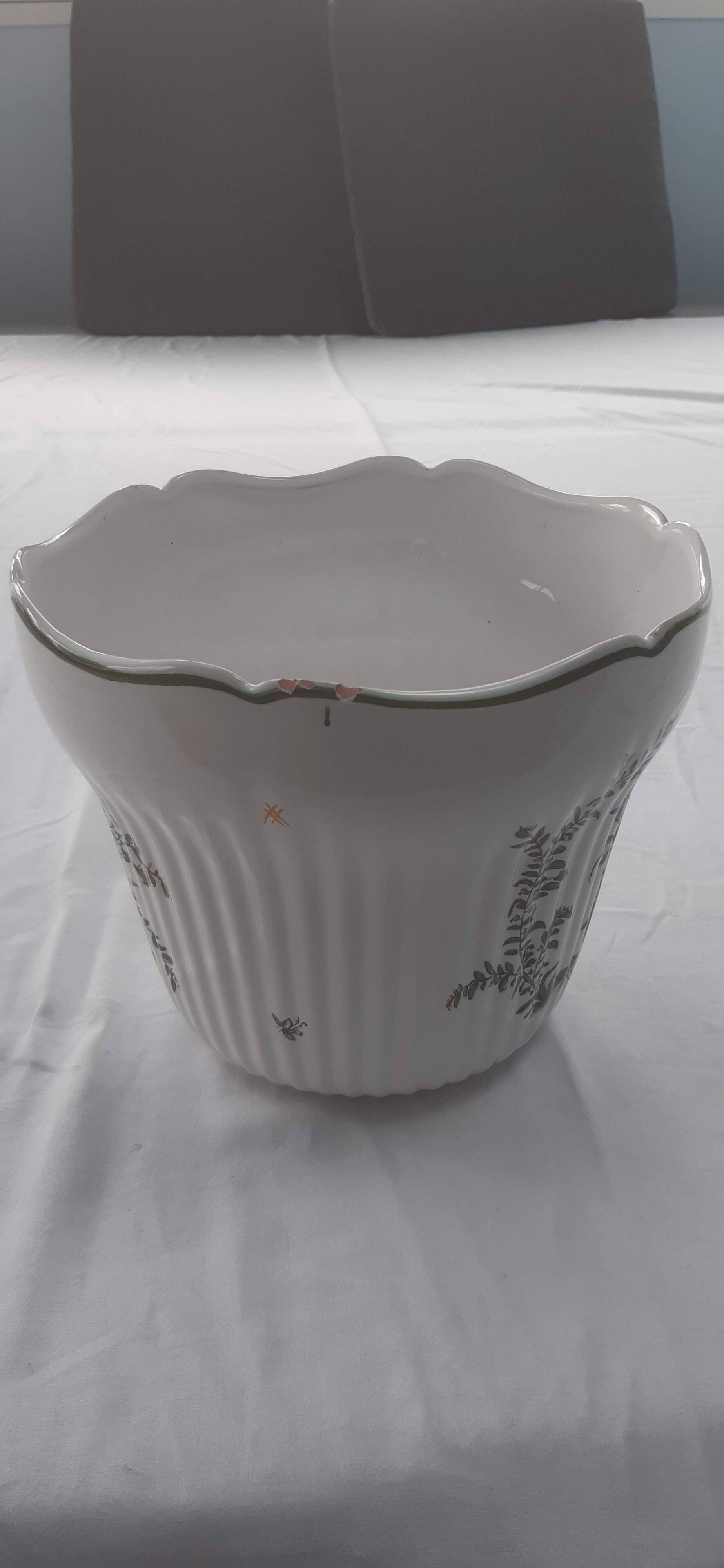 Lallier earthenware planter in Moustiers