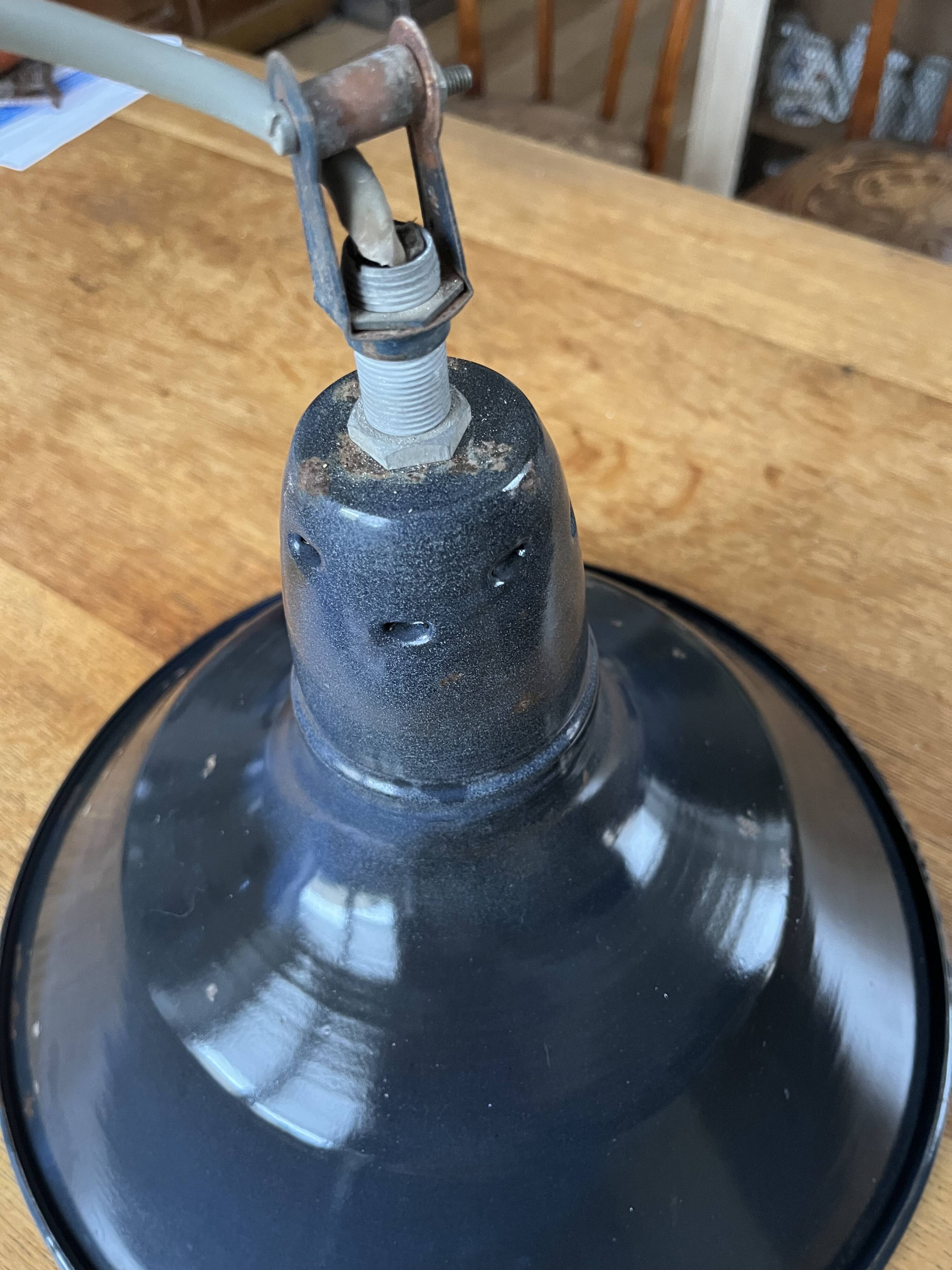 Suspension tôle émaillée, lampe industrielle