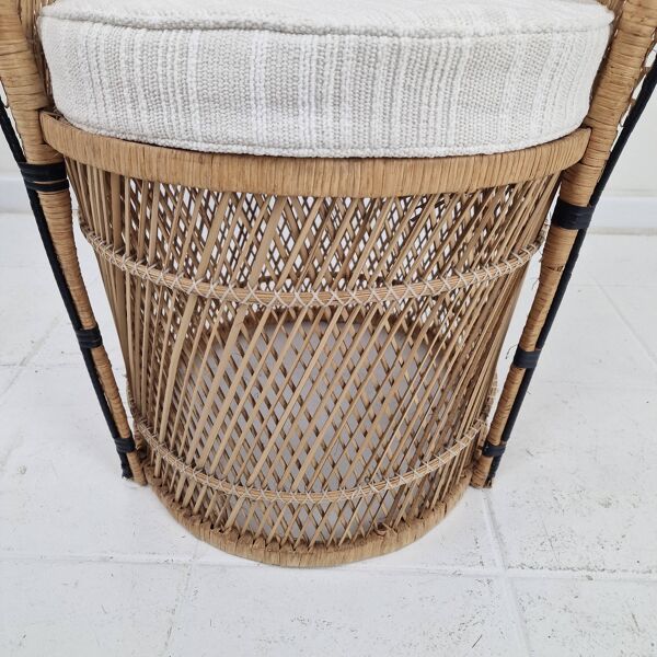 Chaise en rotin style boho chic avec coussin d'extérieur sur mesure des années 1970