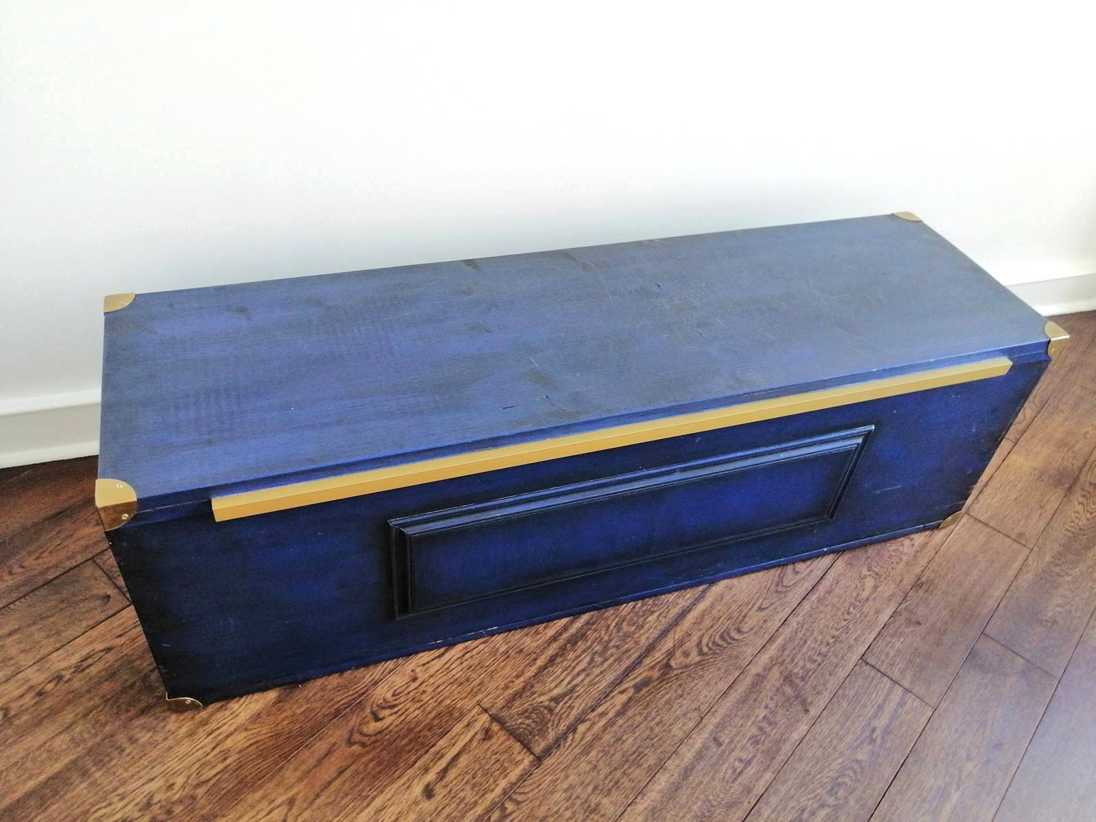 Coffre malle - banc en bois massif bleu Majorelle & laiton doré
