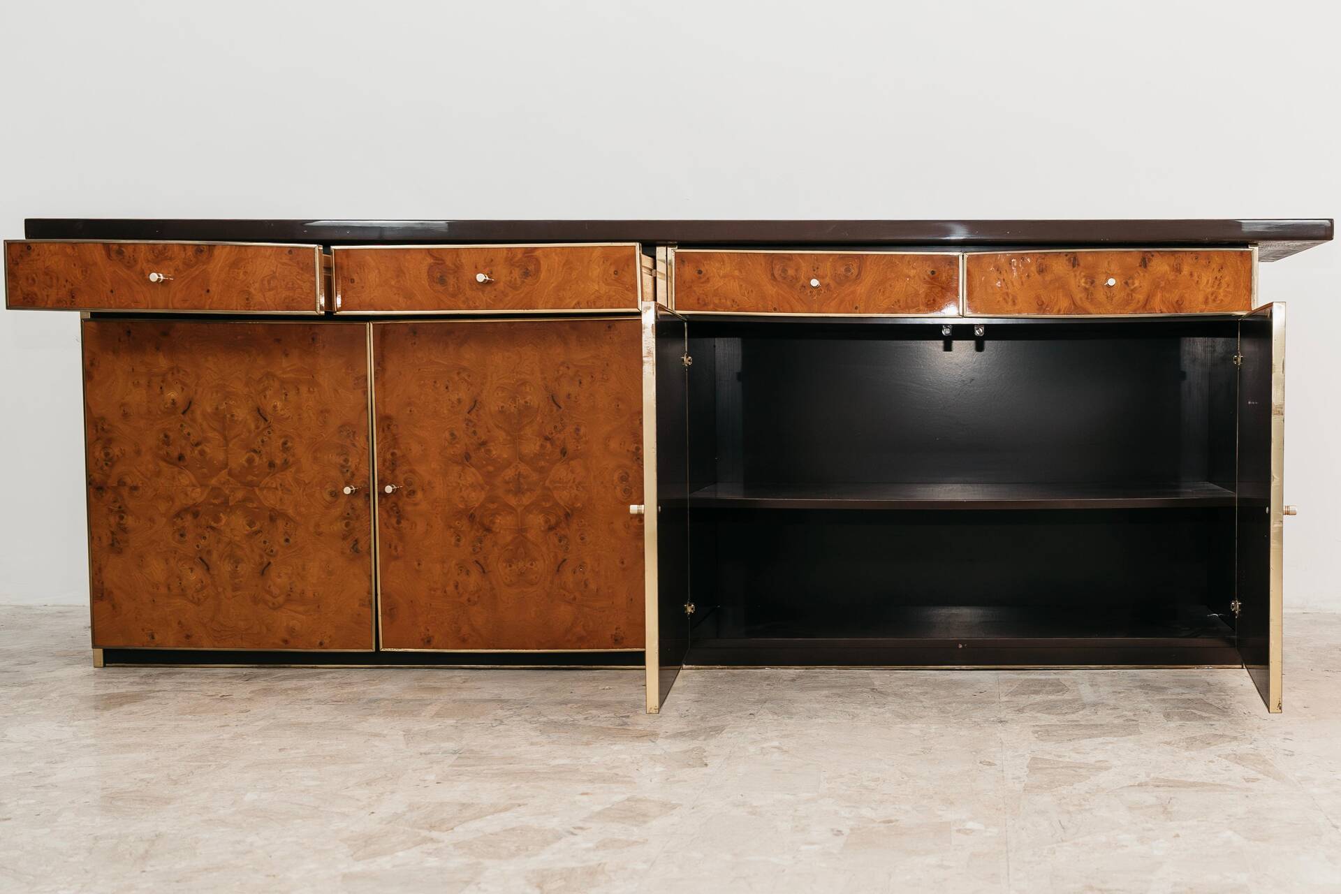 Buffet en radica et métal doré moderniste des années 70