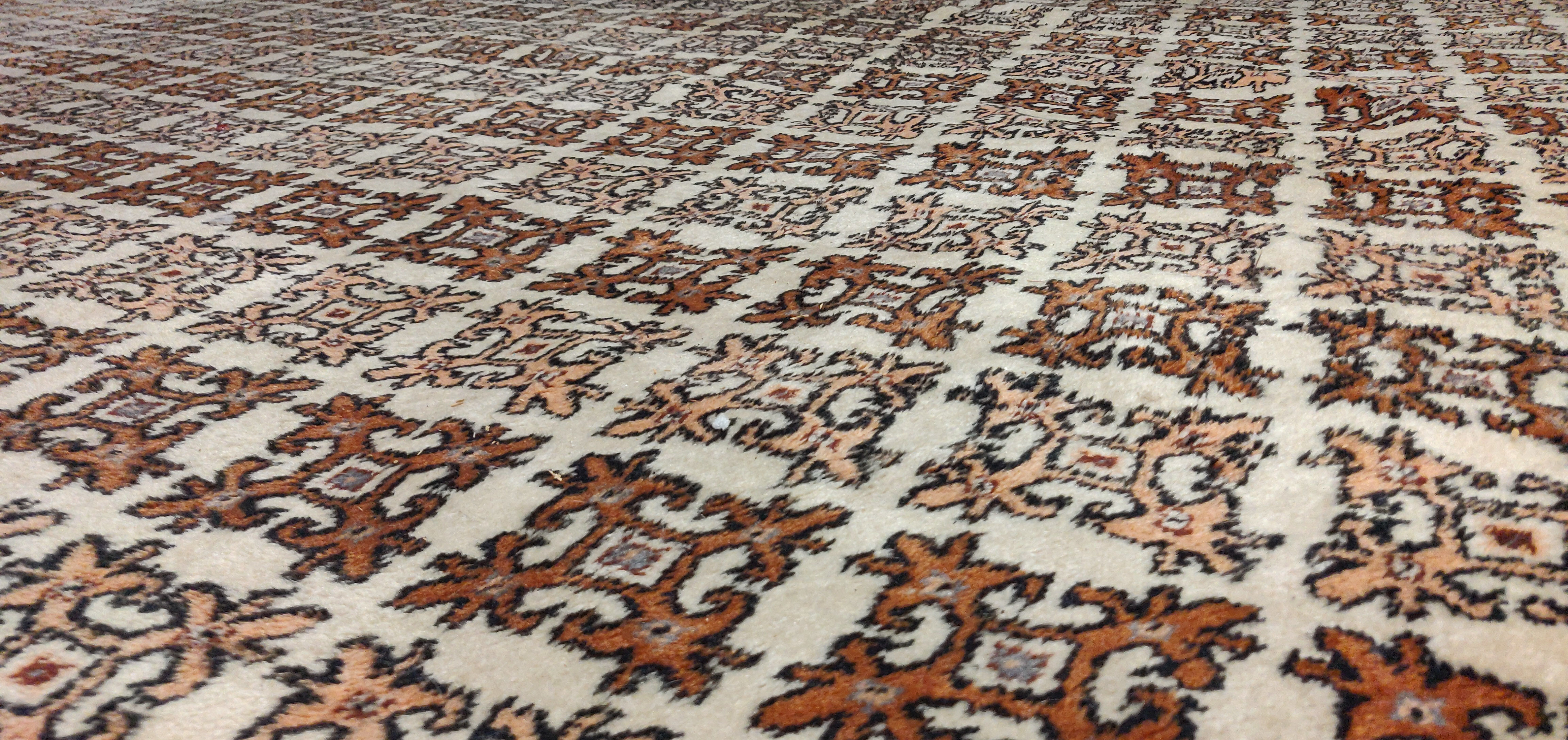 Handmade woolen Persian carpet - 256 x 360 cm