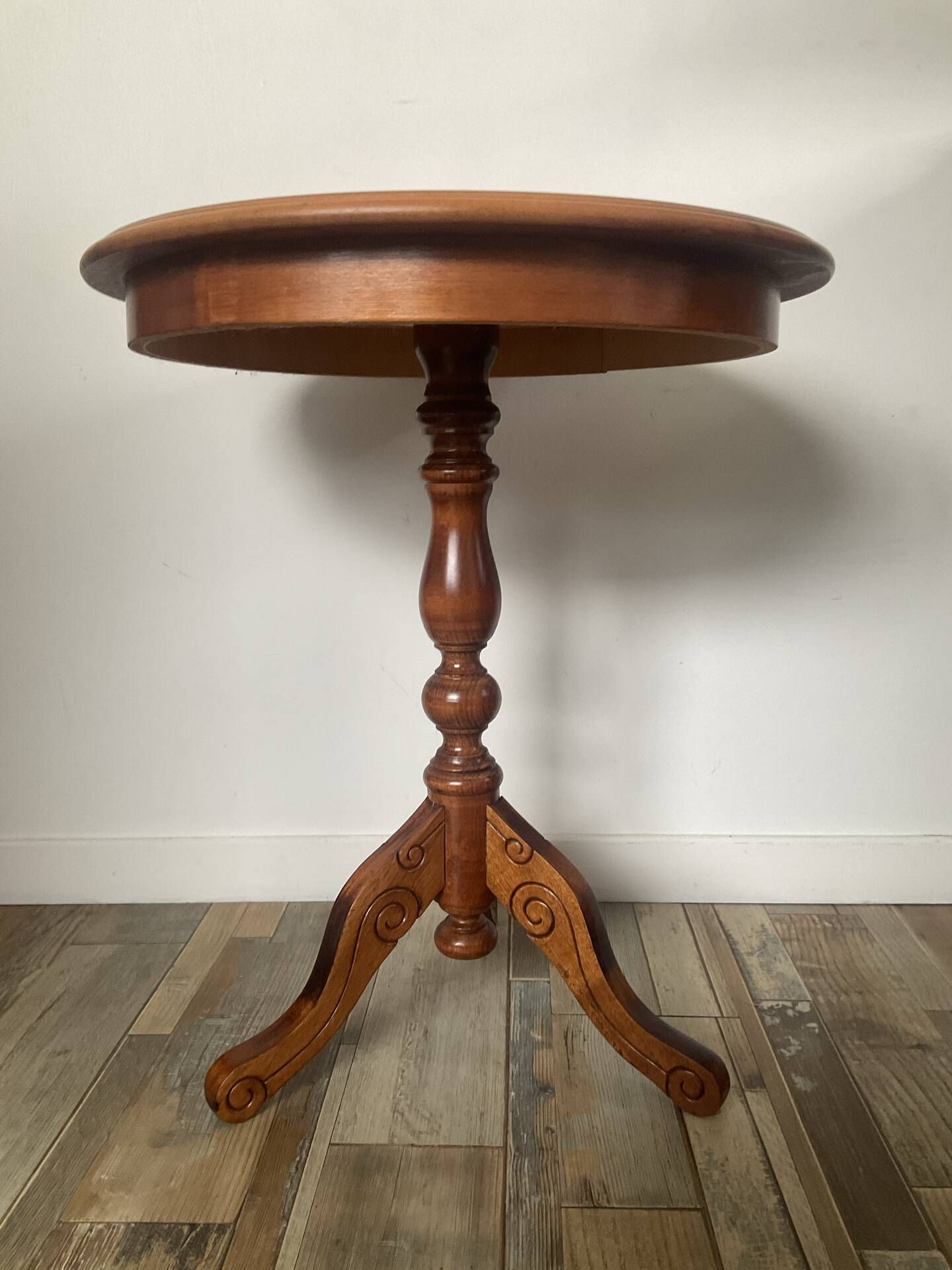Side table or end table in solid wood with marquetry top.
