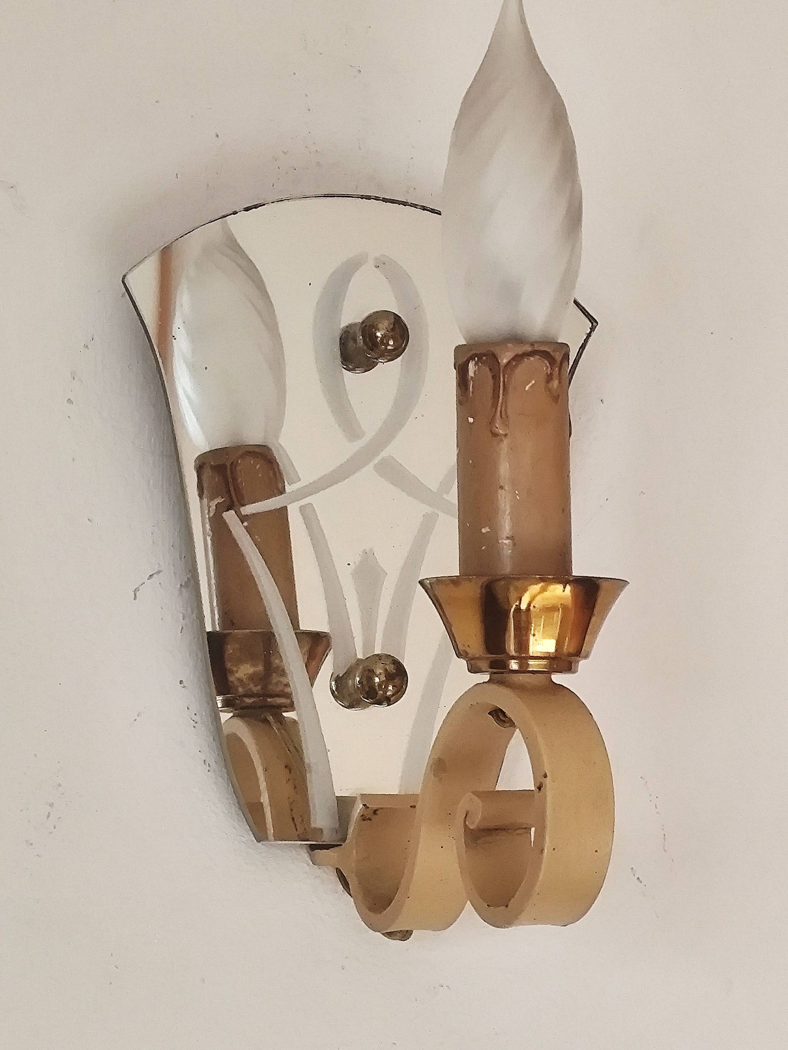 Single-light wall sconce in brass and metal with engraved mirror plate - 1950s