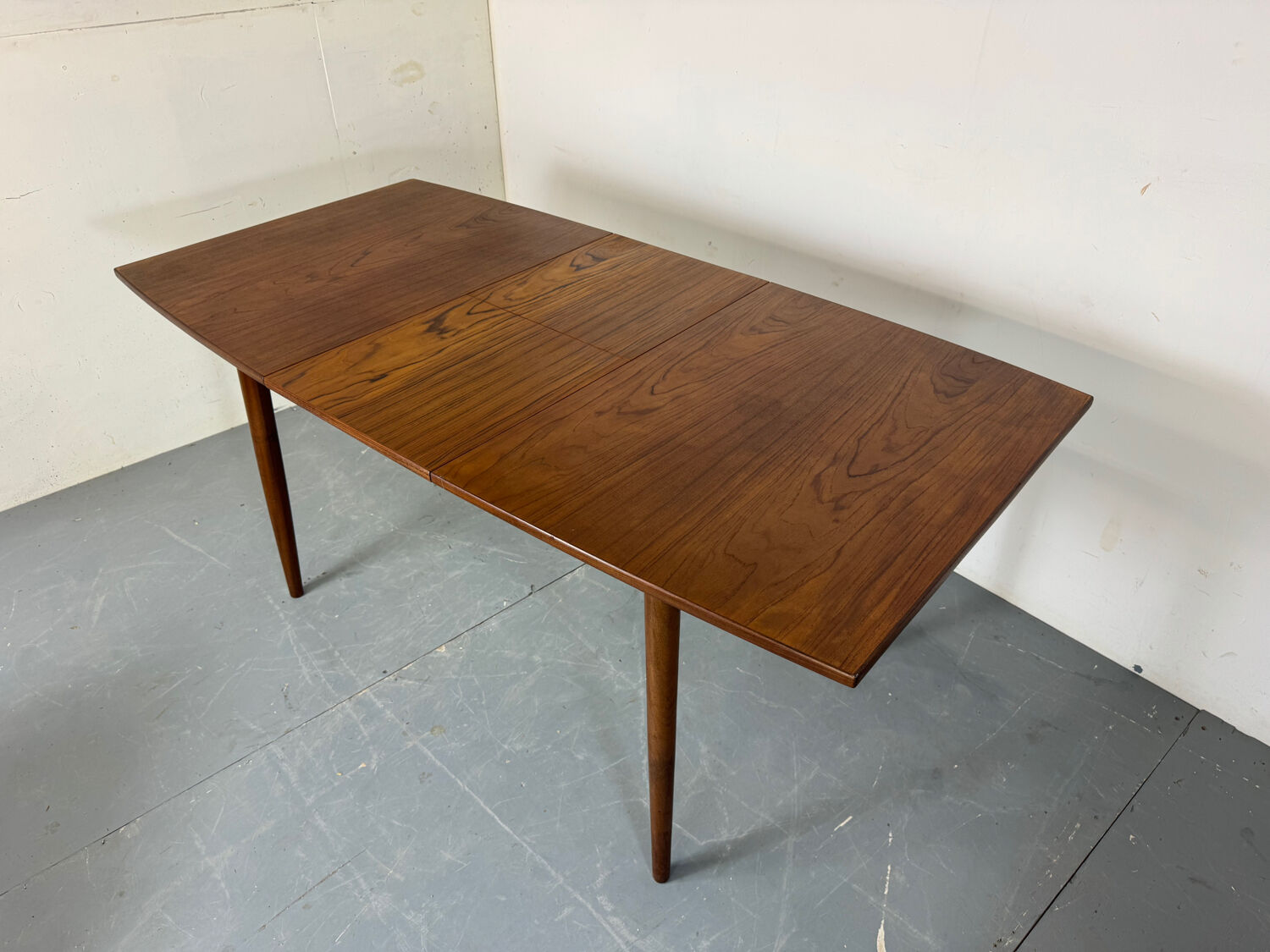 Table de salle à manger extensible en teck, style danois vintage des années 1950.