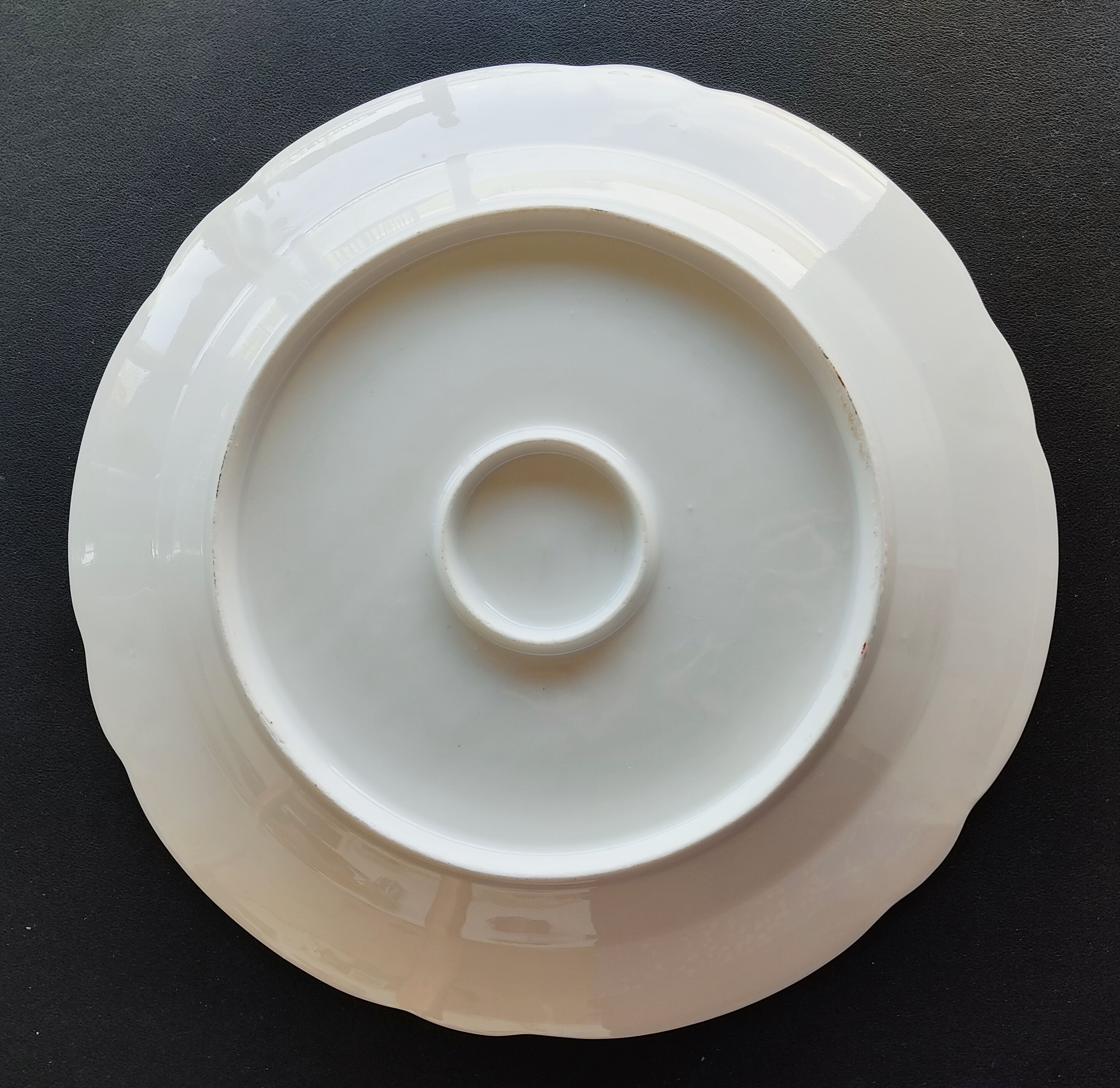 White porcelain dish, circa 1900, 33 cm in diameter