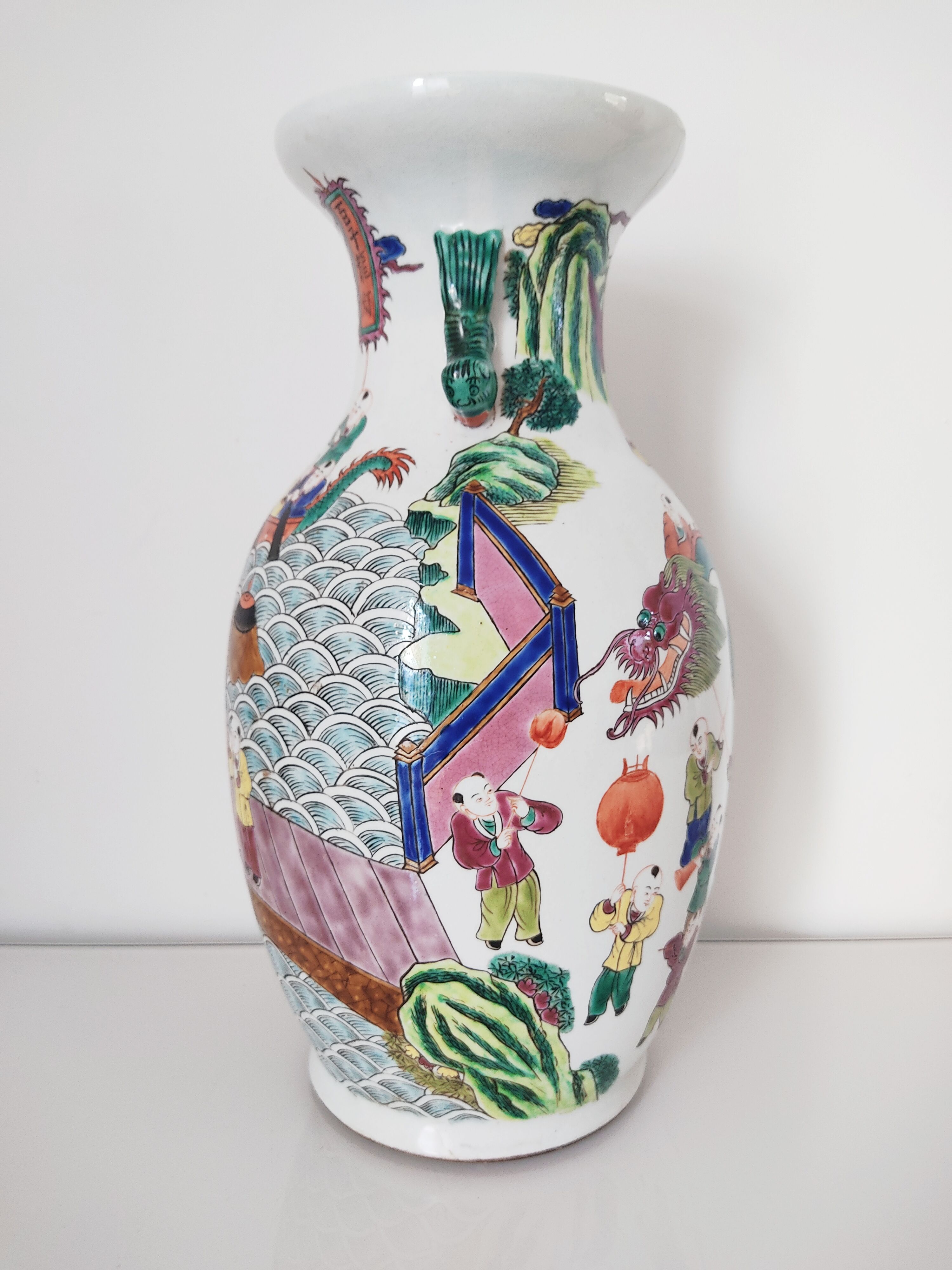 Chinese vase family green decoration dragon kite