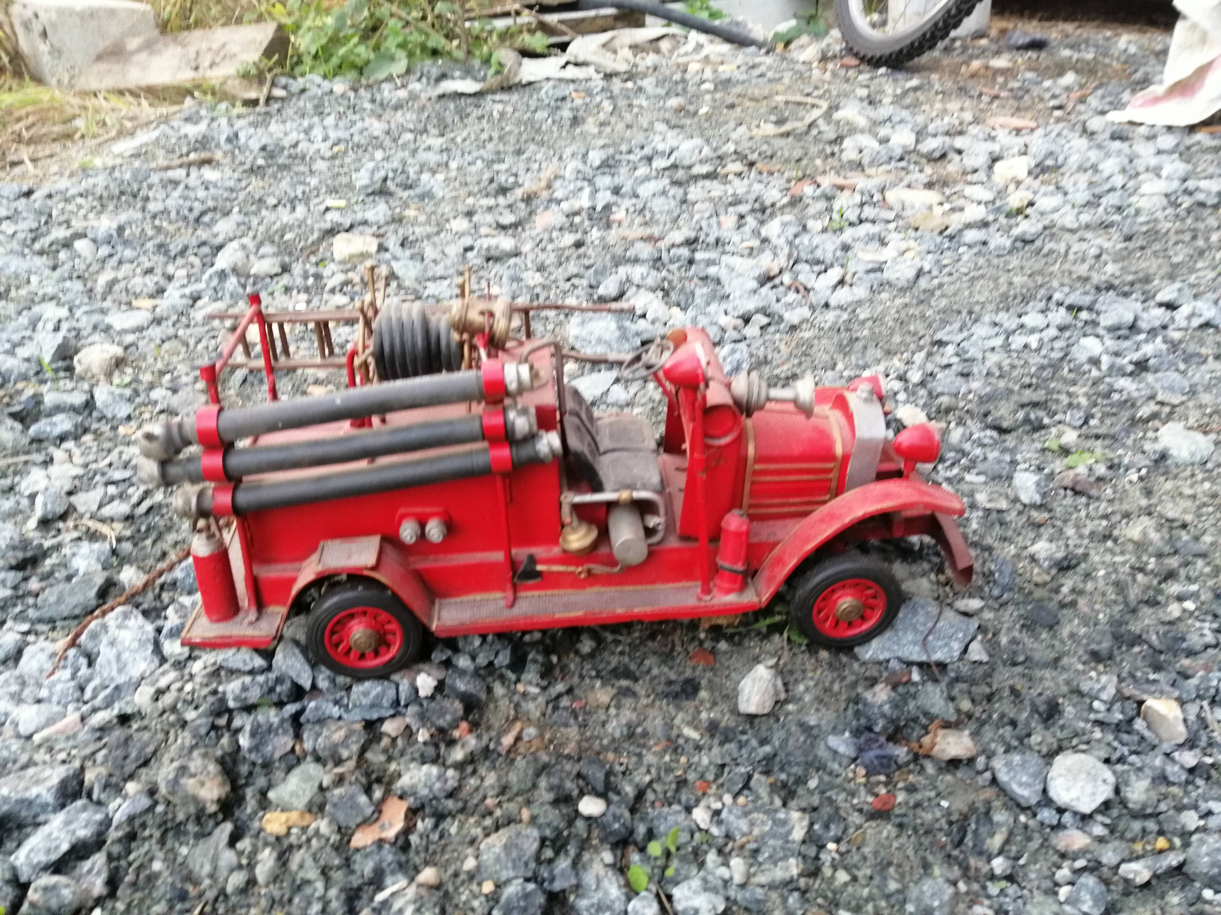 American fire truck from 1930 in sheet steel with all its water lance accessories,