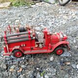 Camion de pompier américain de 1930 en acier tole avev tous ses accessoires lance à eau,